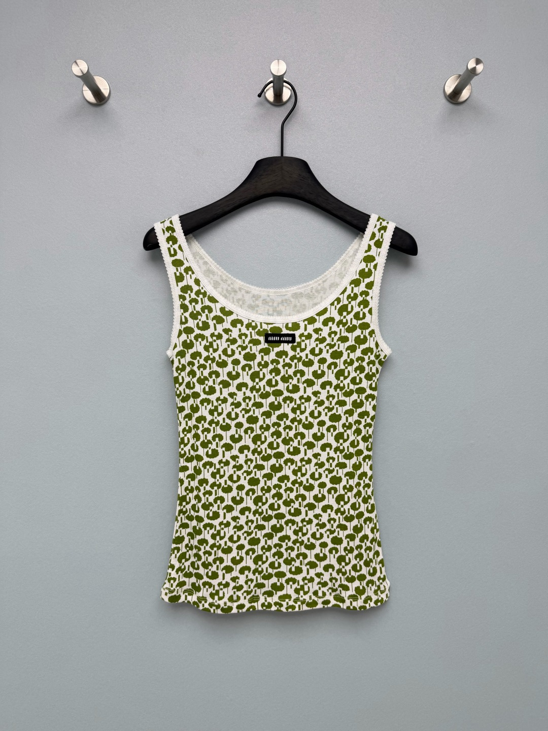 NO:859257,Miumi*26's new fun tree-printed pattern vest top has a retro and playful feel, neither clashing nor monotonous. The slim fit easily outlines the waistline. The lace on the collar and cuffs directly adds to the sweet girl atmosphere. The brand woven logo on the chest is low-key and recognizable. Both colors are superb!  The orange-red color is retro and white, with a Korean-style laziness. The avocado green is refreshing and age-reducing. It is super eye-catching in summer. It is perfect whether worn with jeans, skirts or sweatpants. It can easily create a sweet girl atmosphere!  2 colors and 3 codes SML, Miu Miu-clothing, miumiu, skirts, jeans,19860909Miumi*26新款趣味树木满印图案背心上衣 自带复古俏皮感,不撞款不单调 修身的版型,轻松勾勒腰线,领口和袖口的蕾丝花边,甜妹氛围感直接拉满 ,胸前的品牌织标,低调又有辨识度,两个配色都超绝！橘红色色复古又显白,自带韩系慵懒感,牛油果绿清爽又减龄,夏天穿超亮眼 不管是搭牛仔裤、半身裙还是运动裤都超合适 能轻松打造甜妹氛围感！2色3码SML,缪缪-服装,miumiu,skirts,jeans,,Women's clothing