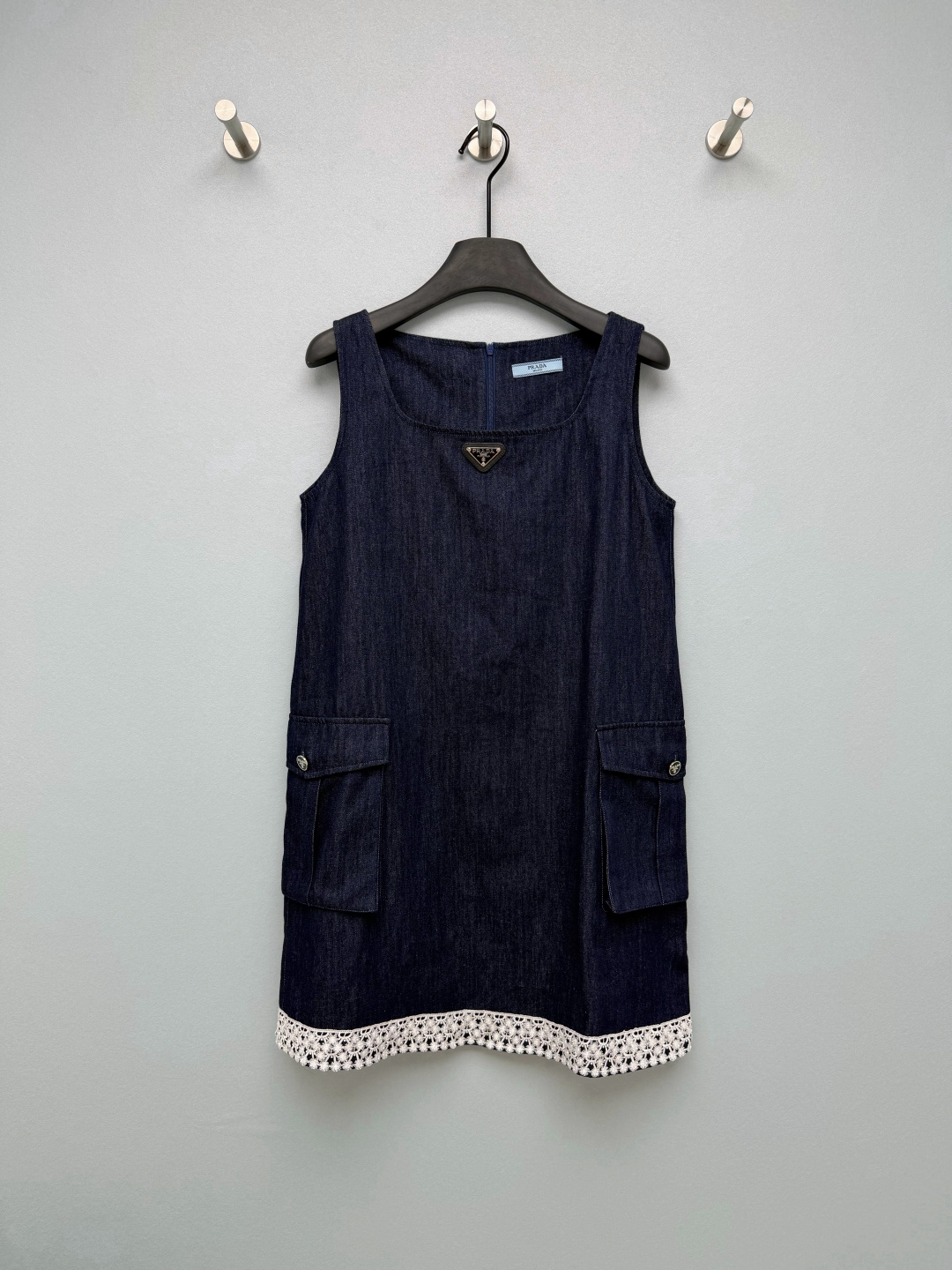 NO:859962,Prad*26 new denim skirt. The relaxed feeling of a sweet and cool girl. The navy blue denim with low-key texture has its own low-key texture. The triangle mark on the chest directly adds a sense of nobility!  The cargo pockets on both sides are cool and practical, and the off-white lace at the hem instantly injects the soul of a sweet girl, making sweet and cool girls ecstatic!  The straight H version is super friendly to pear-shaped/apple-shaped figures. It doesn’t care about the width of the waist, abdomen and hips. The square collar design can also quietly modify the shoulder and neck lines. It doesn’t care about the body shape and has its own recognizable style. It is the choice of true and advanced players. Single color 3 size SML, Prada-clothing, prada, prada, skirts,19860909Prad*26新款牛仔裙 甜酷少女的松弛感天花板藏青牛仔自带低调质感,胸前三角标一挂,贵气感直接拉满！两侧工装口袋又酷又实用,下摆的米白蕾丝花边瞬间注入甜妹灵魂,甜酷女孩直接狂喜！直筒H版型对梨形/苹果形身材超友好,不挑腰腹和胯宽,方领设计还能悄悄修饰肩颈线条~不挑身材又自带辨识度款,才是真·高级玩家的选择单色3码SML,普拉达-服装,prada,prada,skirts,,Women's clothing