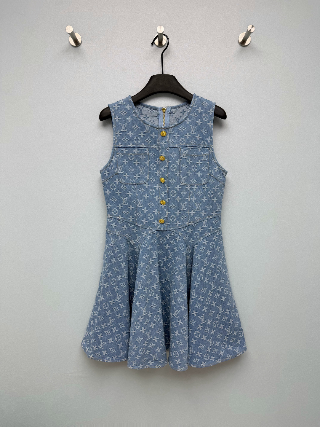 NO:859860,Louis Vuitto*26 new presbyopic waistband and umbrella hem denim dress. Light blue washed denim fabric with presbyopic pattern of the same color, low-key and brand-recognizable. Washed denim with retro distressed texture. Monogram presbyopia jacquard printed all over the body. It is matched with gold metal breast buttons and gold metal buckles in the front row to enhance the sophistication. The fake pockets on the chest restore the elements of workwear denim. It is full of details and directly welds the 'sweet and cool sense of gold' on the body.  Solid color size 3 SML,Louis Vuitton-clothing,louis vuitton,louis vuitton,skirts,19860909Louis Vuitto*26新款老花收腰伞摆牛仔连衣裙 浅蓝水洗牛仔底布搭配同色系老花,低调又有品牌辨识度,自带复古做旧质感水洗牛仔布,衣身满印Monogram老花提花,搭配金色金属排扣前排金色金属扣提升精致度,胸前假口袋还原工装牛仔元素,细节感拉满 直接把“甜酷千金感”焊在身上了 单色3码SML,路易威登-服装,louis vuitton,louis vuitton,skirts,,Women's clothing