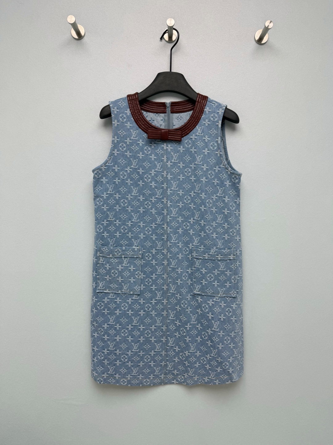 NO:859875,Louis Vuitto*26 new presbyopic H-shaped denim dress. The neckline is burgundy leather-edged. The burgundy leather collar has a contrasting color and instantly pops out of an ordinary denim skirt!  The light blue washed denim base fabric is paired with the same color presbyopia, which is low-key and brand-recognizable. It has a retro aged texture washed denim, and the body is printed with Monogram presbyopia jacquard. The relaxed ceiling of retro gold~Single color size 3 SML, Louis Vuitton-clothing, louis vuitton, louis vuitton, skirts,19860909Louis Vuitto*26新款老花H版型牛仔连衣裙 领口为酒红色皮革包边,酒红色真皮领口一撞色,瞬间从普通牛仔裙里跳出来！浅蓝水洗牛仔底布搭配同色系老花,低调又有品牌辨识度,自带复古做旧质感水洗牛仔布,衣身满印Monogram老花提花,复古千金的松弛感天花板~单色3码SML,路易威登-服装,louis vuitton,louis vuitton,skirts,,Women's clothing