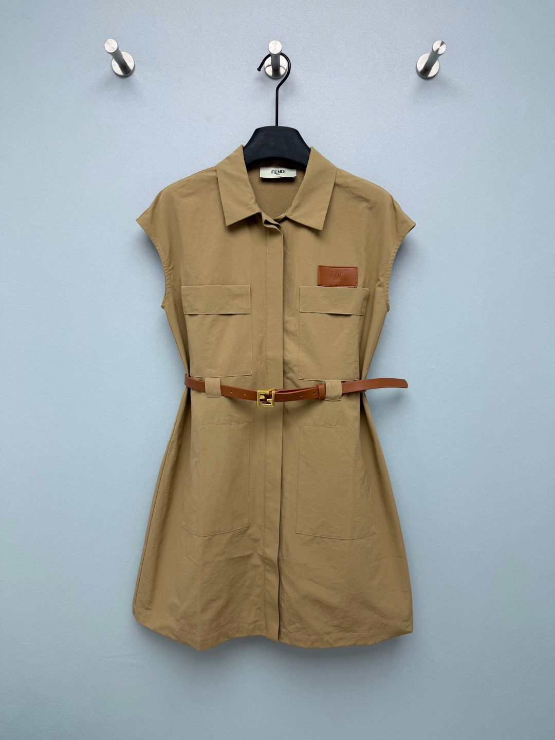 NO:859886,Fend*26 new workwear dress, minimalist old money style relaxed ceiling classic khaki color with high-end texture, neat lapel + multi-pocket design, full workwear style without being too tough, paired with the same series of FF buckle belt, a whole noble and relaxed feeling!  The straight A-line version is not flattering on your figure, and the belt instantly transforms into an 'ant waist'. The pear-shaped figure can be straightened with eyes closed, and the width of the waist, abdomen and hips are completely covered. Even a small person can wear it with supermodel proportions~ Monochrome size 3 SML, Fendi-clothing, fendi, fendi, skirts,19860909Fend*26新款工装连衣裙 极简老钱风的松弛感天花板经典卡其色自带高级质感,利落翻领+多口袋设计,工装风拉满又不会太硬朗,搭配同系列FF扣腰带,一整个贵气又松弛的感觉！直筒A字版型不挑身材,腰带一系秒变“蚂蚁腰”,梨形身材直接闭眼冲,腰腹胯宽全遮住,小个子也能穿出超模比例~ 单色3码SML,芬迪-服装,fendi,fendi,skirts,,Women's clothing