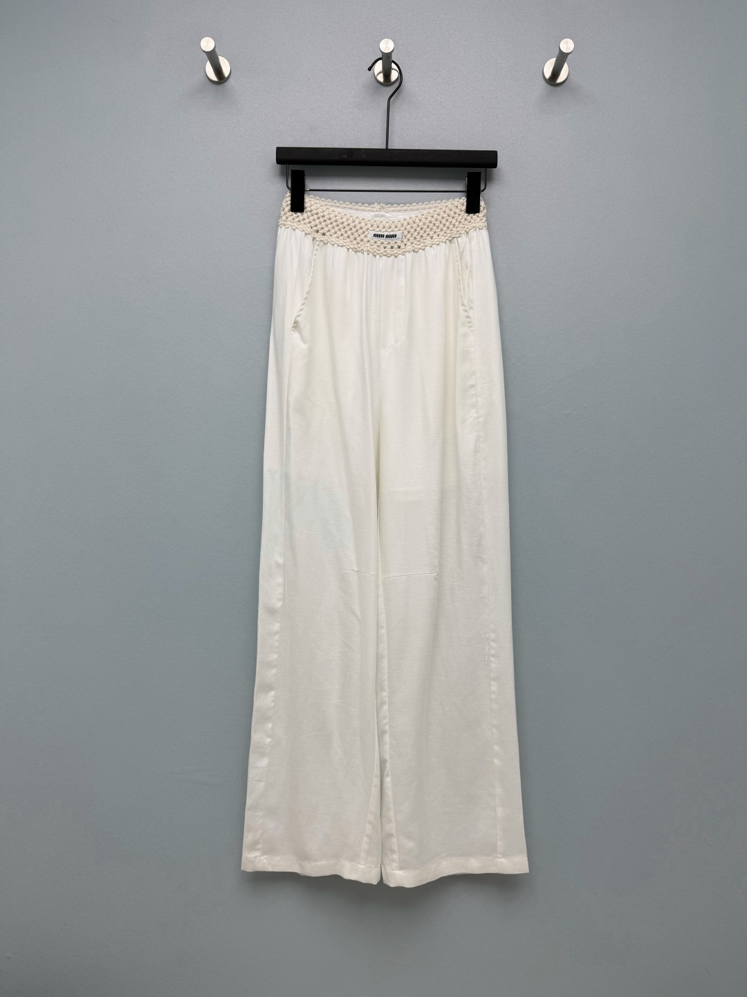 NO:860953,Miu*26's new cotton-Tencel blended wide-leg pants have a three-dimensional hollow crocheted waistband with a soft texture. Matched with the brand's cloth label, they are low-key and recognizable. Wearing them low-waisted can also reveal a little bit of hem, giving you a sweet and spicy look!  Made of cotton + Tencel blended material, it feels soft and has a cool feeling. It is not stuffy at all in summer, and the drape is great. When you put it on, your legs will be straight and long. Sisters with wide hips and thick legs can close their eyes and rush!  The off-white color is refreshing and gentle. Paired with a small suspender belt, you will be a sweet and energetic girl. The black color is slim and versatile. Pair it with a T-shirt and it will look very textured. It is perfect for daily outings and vacations!  2 colors and 3 codes SML, miumiu-clothing, miumiu, tees, t-shirt,19860909Miu*26新款棉天丝混纺阔腿裤,立体镂空钩织腰头,自带温柔肌理感,搭配品牌布标,低调又有辨识度,低腰穿还能露出一点边,甜辣感直接拉满！棉+天丝混纺材质,摸起来软乎乎的还自带凉感,夏天穿完全不闷热,垂坠感超棒,穿上腿直接又直又长,胯宽腿粗的姐妹闭眼冲！米白色清爽温柔,搭配小吊带就是元气甜妹；黑色显瘦百搭,随便搭件T恤都很有质感,日常出街、度假穿都超合适！2色3码SML,缪缪-服装,miumiu,tees，t-shirt,,Women's clothing