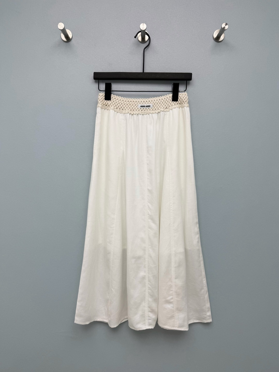 NO:860966,Miu*26's new cotton and Tencel blend skirt has a three-dimensional hollow crocheted waistband with a gentle texture. It is matched with the brand's cloth label. It is low-key and recognizable. Wearing it low-waisted can also reveal a little bit of hem, which makes it look sweet and spicy!  Made of cotton + Tencel blended material, it feels soft and has a cool feeling. It is not stuffy at all in summer, and the drape is great. When you put it on, your legs will be straight and long. Sisters with wide hips and thick legs can close their eyes and rush!  The off-white color is refreshing and gentle. Paired with a small suspender belt, you will be a sweet and energetic girl. The black color is slim and versatile. Pair it with a T-shirt and it will look very textured. It is perfect for daily outings and vacations!  2 colors and 3 codes SML, miumiu-clothing, miumiu, skirts, tees, t-shirt,19860909Miu*26新款棉天丝混纺半裙 立体镂空钩织腰头,自带温柔肌理感,搭配品牌布标,低调又有辨识度,低腰穿还能露出一点边,甜辣感直接拉满！棉+天丝混纺材质,摸起来软乎乎的还自带凉感,夏天穿完全不闷热,垂坠感超棒,穿上腿直接又直又长,胯宽腿粗的姐妹闭眼冲！米白色清爽温柔,搭配小吊带就是元气甜妹；黑色显瘦百搭,随便搭件T恤都很有质感,日常出街、度假穿都超合适！2色3码SML,缪缪-服装,miumiu,skirts,tees，t-shirt,,Women's clothing
