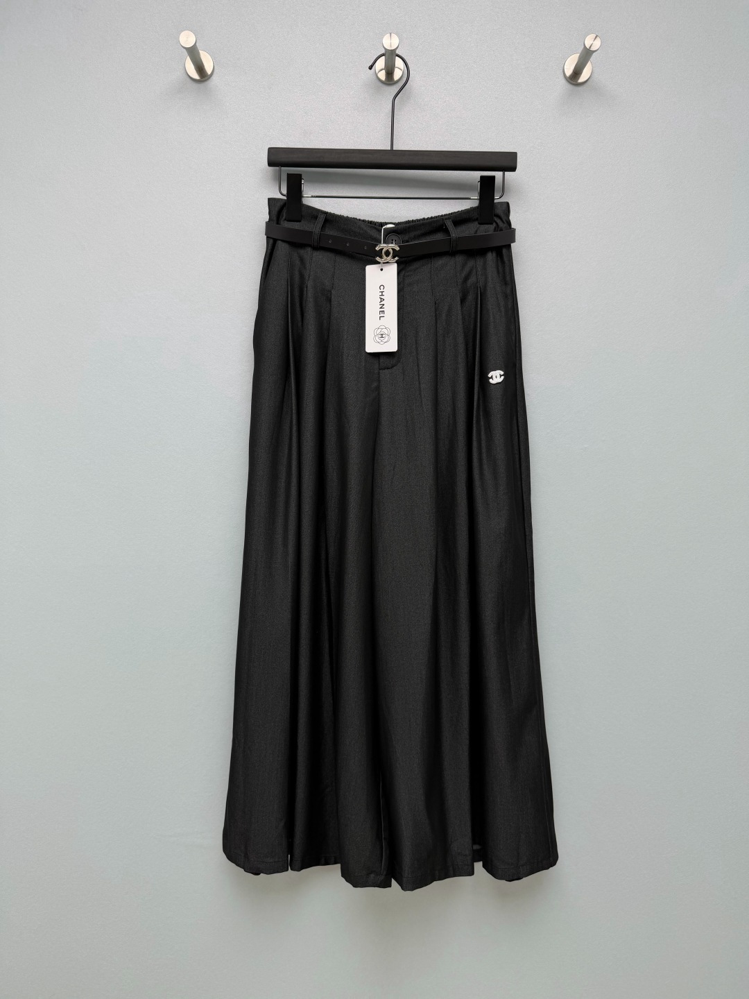 NO:860988,CHANE* 26 New Tencel Denim Wide Leg Pants  It comes with a double-C metal buckle belt + double-C embroidery on the side, which is low-key and recognizable. It injects the brand's high-end sense into the simple wide-leg pants, and the details are ecstatic. It is made of Tencel fabric with imitation denim texture, which is lighter and drape than ordinary denim. It has a soft luster, and the upper body is very cool. It is not stuffy at all in summer. The high-waist design is paired with pleats in the front of the waist, and the ultra-wide legs have a sense of elegance when walking, as flexible as a skirt, without worrying about being exposed!  2 colors and 4 codes SMLXLB, Chanel-clothing, chanel, chanel, skirts,19860909CHANE* 26新款天丝牛仔阔腿裤 自带双C金属扣腰带+侧边双C刺绣,低调又有辨识度,为简约的阔腿裤注入品牌高级感,细节控狂喜.采用仿牛仔纹理的天丝面料,比普通牛仔更轻薄垂坠,自带柔和光泽,上身凉感十足,夏天穿完全不闷热.高腰设计搭配腰前压褶,超阔腿走动间自带飘逸感,像半裙一样灵动,又不用担心走光！2色4码SMLXLB,香奈儿-服装,chanel,chanel,skirts,,Women's clothing