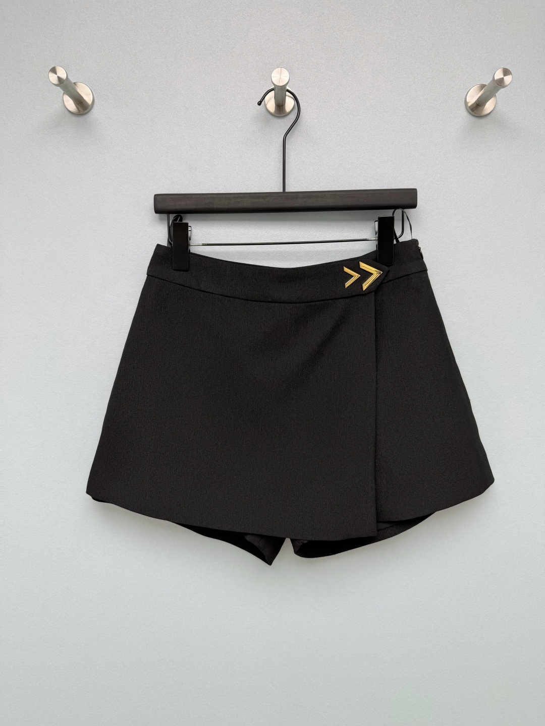 NO:860999,valentin*26's new shorts skirt. The golden arrow hardware at the waist is the finishing touch, injecting a sense of sophistication into the simple basic style. It is low-key and recognizable, and has a sophisticated temperament in the workplace.  The one-piece wrap culottes style looks like a neat A-line skirt from the front, but is actually designed with shorts on the inside, which perfectly solves the problem of light exposure. At the same time, the high waist + slightly A silhouette can modify the hip width and thigh lines, and is very tolerant to the figure. The drape fabric with its own texture makes the upper body stiff and stylish, not easy to collapse and wrinkle, and it also looks very textured when worn for daily commuting!  2 colors and 3 codes SML L, Valentino-clothing, loro piana,valentino,valentino,skirts,shorts,19860909valentin*26新款短裤裙 腰头的金色箭头五金是点睛之笔,为简约的基础款注入精致感,低调又有辨识度,自带职场干练气质. 一片式围裹裙裤版型,正面看是利落的A字短裙,内里实则为短裤设计,完美解决走光问题,同时高腰+微A廓形能修饰胯宽和大腿线条,对身材包容度超高.自带纹理感的垂坠面料,上身挺括有型,不易软塌起皱,日常通勤穿也很显质感！2色3码SML L,华伦天奴-服装,loro piana,valentino,valentino,skirts,shorts,,Women's clothing