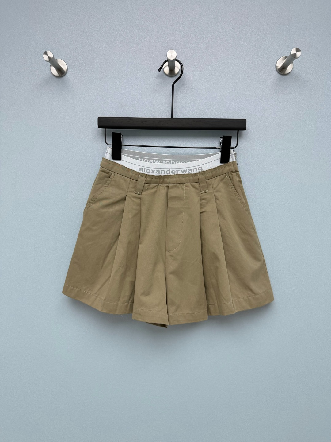 NO:861009,Alexandr*r Wa*g2 new double waist wide leg shorts  The exposed waistband with the iconic logo and the waistband with brand letters is one of the most recognizable designs. It has an American street feel, and it is more fashionable when worn low-waisted to reveal the waistband. The pleated design of the front piece makes the item look like a skirt, but it is actually a shorts version, which solves the problem of exposure and has an A-line silhouette.  , can modify the hip width and thigh lines, and is very tolerant to the figure. The side zipper opening and closing design, with raw edge waist processing, has a casual street feel; the fabric is crisp and stylish, not easy to collapse, and can maintain the shape well. 3 colors and 3 sizes SMLB, Alexander Wang-Clothing, alexander  wang,skirts,shorts,19860909Alexand*r Wa*g2新款双腰头阔腿短裤 标志性logo腰头外露以及品牌字母织带腰头,是最具辨识度的设计之一,自带美式街头感,低腰穿露出腰头更显时髦.前片的压褶设计让单品看起来像半身裙,实则是短裤版型,解决了走光问题,同时自带A字廓形,能修饰胯宽和大腿线条,对身材包容度超高.侧边拉链开合设计,搭配毛边腰头处理,自带随性的街头感；面料挺括有型,不易软塌,能很好地维持版型.3色3码SMLB,亚历山大王-服装,alexander wang,skirts,shorts,,Women's clothing