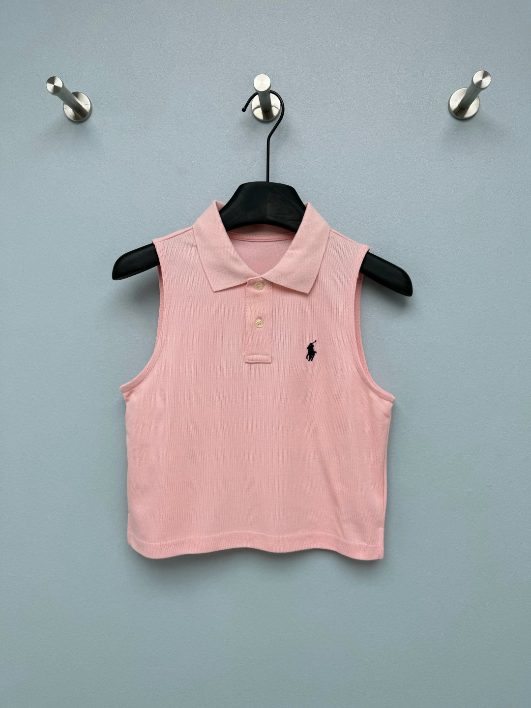 NO:861020,Ralph Laur*n 26 new sleeveless Polo short vest top. The horsemanship logo embroidery on the left chest is low-key and recognizable. It is the soul element of American college style and has a retro youthful feel. The lapel + placket button design is sleeveless and cuts, exposing the shoulder line for a more refreshing and neat look. The short length can also raise the waistline, easily creating a 37-point body proportion. Gentle pink, fresh blue, versatile white, and energetic yellow, each of them is perfect for summer!  4 colors and 3 sizes SMLB, women's clothing, loro piana,19860909Ralph Laur*n 26新款无袖Polo短款背心上衣 左胸的骑马标刺绣,低调又有辨识度,是美式学院风的灵魂元素,自带复古青春感.翻领+门襟纽扣设计无袖剪裁,露出肩线更显清爽利落,短款衣长还能拉高腰线,轻松打造三七分身材比例.温柔粉、清新蓝、百搭白、活力黄,每一个都超适合夏天！4色3码SMLB,女装,loro piana,,Women's clothing