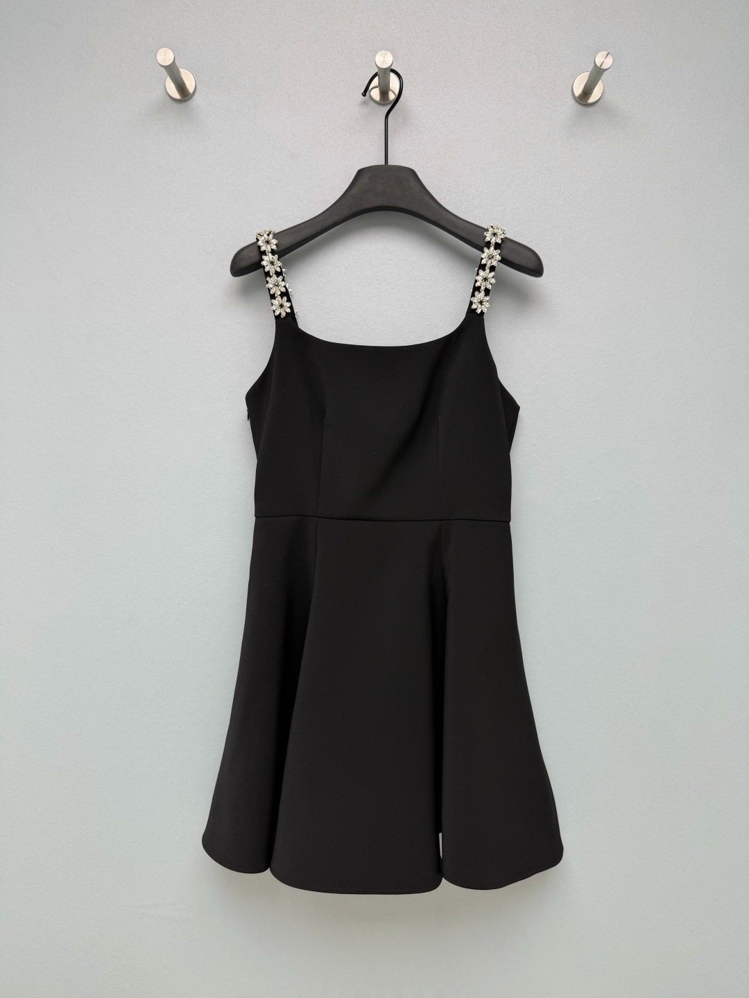 NO:861034,Prad*26’s new rhinestone suspender skirt makes the daughter of a rich family feel instantly dazzled, and it’s not exaggerated at all for daily wear!  The flower-shaped rhinestones are strung into shoulder straps, which bling in the sun. It is not cheap at all, but has a low-key sense of nobility. It shines when you raise your hands. The high-waisted A-line umbrella skirt design makes the flesh of the waist, abdomen and thighs invisible with one click. It gives you a cartoon figure when you put it on, and it can be easily controlled by a small person. The satin bow on the back is even more surprising. The atmosphere is instantly filled when you turn around, a must-have for sweet girls!  2 colors and 3 codes SMLB, Prada-clothing, prada, prada, skirts,19860909Prad*26新款水钻吊带裙 富家千金既视感直接拉满,日常穿也完全不夸张！花朵造型的水钻串成肩带,在阳光下blingbling的,完全不会廉价,反而有种低调的贵气感,抬手间都在发光,高腰A字伞裙设计,腰腹和大腿的肉肉一键隐形,穿上直接拥有漫画身材,小个子也能轻松驾驭.后背的缎面蝴蝶结更是惊喜,转身瞬间氛围感直接拉满,甜妹必备！2色3码SMLB,普拉达-服装,prada,prada,skirts,,Women's clothing