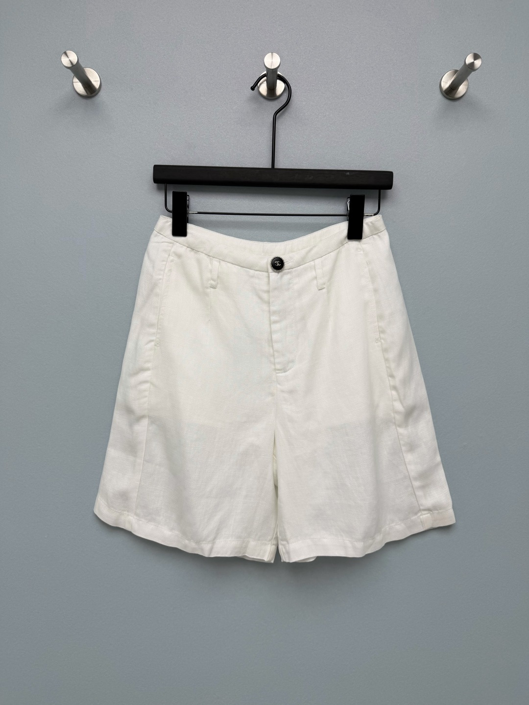 NO:861043,CHAN*L 26 new linen blended straight-leg pants. The black-trimmed double-C metal buckle at the waist is the finishing touch. It is low-key and recognizable. It injects the brand's high-end sense into the simple straight-leg pants, and the details are ecstatic. The high-waisted straight cut can not only raise the waistline and optimize the body proportions, but also correct the problems of hip width and thick legs. The length is just around the knees. It is friendly to all leg types and has a casual and relaxed temperament. The white is refreshing and clean, and the black is slim and versatile!  2 colors 3 code R, Chanel-clothing, chanel, chanel,19860909CHAN*L 26新款亚麻混纺直筒中裤 腰头的黑色镶边双C金属扣是点睛之笔,低调又有辨识度,为简约的直筒裤注入品牌高级感,细节控狂喜.高腰直筒剪裁,既能拉高腰线优化身材比例,又能修饰胯宽、腿粗问题,长度刚好到膝盖附近,对各种腿型都很友好,还自带随性松弛的气质.白色清爽干净,黑色显瘦百搭！2色3码R,香奈儿-服装,chanel,chanel,,Women's clothing