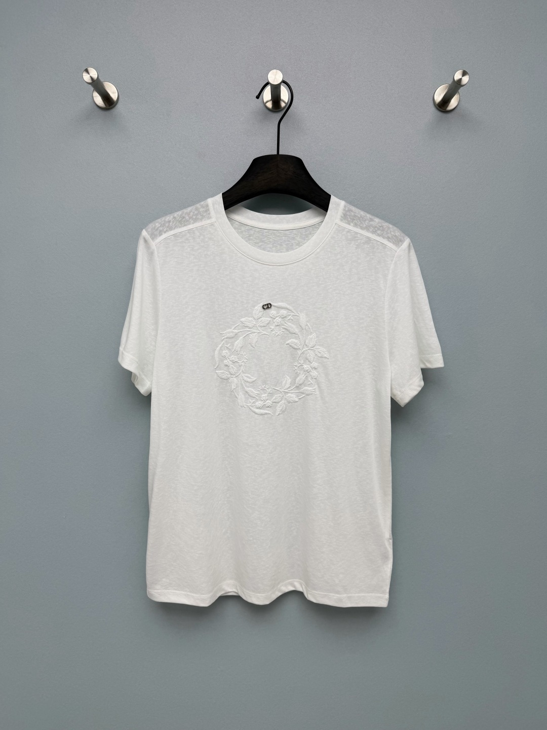 NO:860944,Dio*26 new floral embroidered short-sleeved T-shirt. The floral embroidered wreath on the chest is the soul highlight of the whole piece. The delicate stitching outlines the outline of branches, leaves and flowers. It comes with a soft focus filter, which is gentle and discreet, breaking the monotony of ordinary white T-shirts. The CD metal logo above the wreath is low-key and recognizable, injecting brand texture into the simple basic style, with ecstasy in details. Light and breathable cotton fabric, the upper body is refreshing and not stuffy!  Solid color 3 code R, Dior-clothing, dior, dior, T-shirt, tees, t-shirt,19860909Dio*26新款花卉刺绣短袖T恤 胸前的花卉刺绣花环是整件的灵魂亮点,细腻的针脚勾勒出枝叶与花朵轮廓,自带柔焦滤镜,温柔又有小心机,打破了普通白T的单调感.花环上方的CD金属标识,低调又有辨识度,为简约的基础款注入品牌质感,细节控狂喜.轻薄透气的棉质面料,上身清爽不闷热！单色3码R,迪奥-服装,dior,dior,T-shirt,tees，t-shirt,,Women's clothing