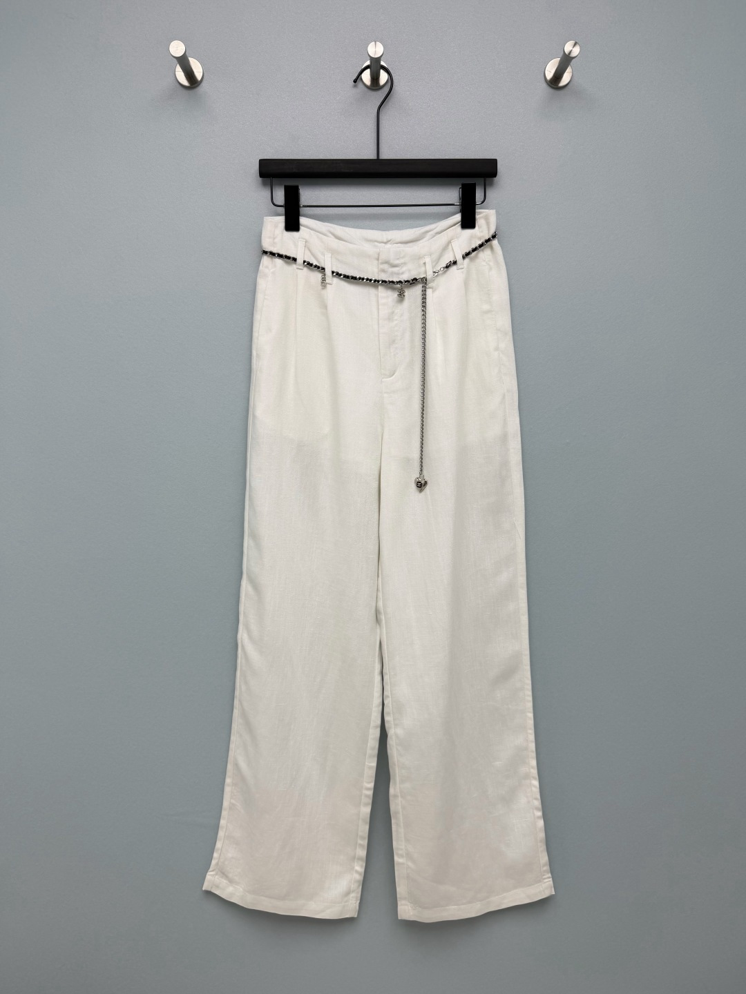 NO:860968,CHAN*L 26 new linen blended wide-leg trousers  The leather chain belt at the waist is the finishing touch. It is paired with a double-C rhinestone tag and a love pendant. It has a high-end feel. It can make the basic style more layered without additional accessories, and the elasticity can be adjusted to suit different waist sizes. The upper body of the linen blended fabric is cool against the skin and has its own ventilation holes. It is not stuffy at all in summer. The high-waist pleated wide-leg version can also modify the wide crotch and thick legs by quietly raising the waistline. Whoever wears it will look like a beauty with a lazy atmosphere!  2 colors 3 code R, Chanel-clothing, chanel, chanel,19860909CHAN*L 26新款亚麻混纺阔腿长裤 腰头的皮穿链腰带是点睛之笔,搭配双C水钻吊牌与爱心吊坠,自带高级感,不用额外搭配配饰也能让基础款更有层次,还能调节松紧适配不同腰围.亚麻混纺面料上身亲肤凉爽,自带透气孔,夏天穿完全不闷热,高腰压褶阔腿版型,悄悄拉高腰线还能修饰胯宽腿粗,谁穿谁是慵懒氛围感美女！2色3码R,香奈儿-服装,chanel,chanel,,Women's clothing