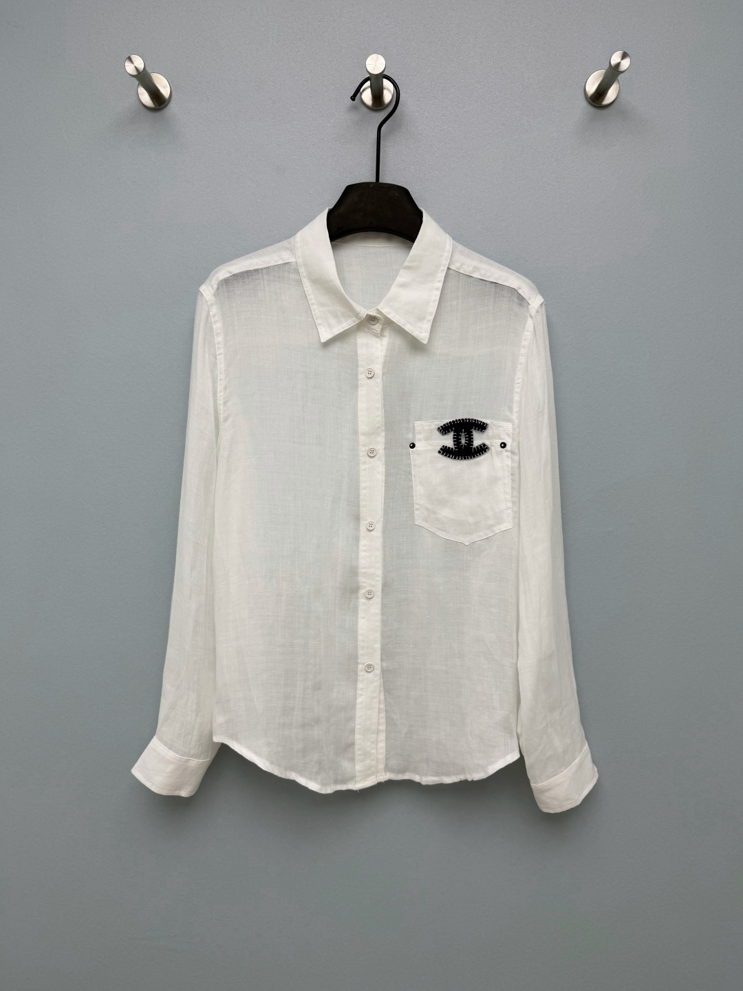 NO:860978,CHAN*L26's new linen shirt has a French relaxed feel welded to the body with contrasting double-C patch embroidery on the left chest pocket. The hand-made overlock stitching brings a casual temperament. It is low-key and recognizable, and the details are ecstatic!  The light and breathable linen blended fabric has a slightly translucent texture, and the upper body is refreshing and elegant. It is not stuffy at all when worn in summer, and has a lazy and relaxed atmosphere!  The white color is gentle and clean. When paired with denim shorts, it will look like a French girl. The navy blue color is retro and calm. When paired with wide-leg pants, you will instantly look more sophisticated. It is perfect to wear alone or layered!  It’s really hard not to love this comfortable and quality shirt!  2 colors 3 code R, Chanel-clothing, chanel, chanel, shorts, shirts,19860909CHAN*L26新款亚麻衬衫,把法式松弛感焊在身上了左胸口袋处的撞色双C贴布绣,手工感锁边针脚自带随性气质,低调又有辨识度,细节控狂喜！轻薄透气的亚麻混纺面料,自带微透质感,上身清爽飘逸,夏天穿完全不闷热,自带慵懒松弛的氛围感！白色温柔干净,搭配牛仔短裤就是法式少女风；藏蓝色复古沉稳,搭配阔腿裤秒变轻熟姐姐,单穿或叠穿都超合适！真的很难不爱这种舒服又有质感的衬衫！2色3码R,香奈儿-服装,chanel,chanel,shorts,shirts,,Women's clothing