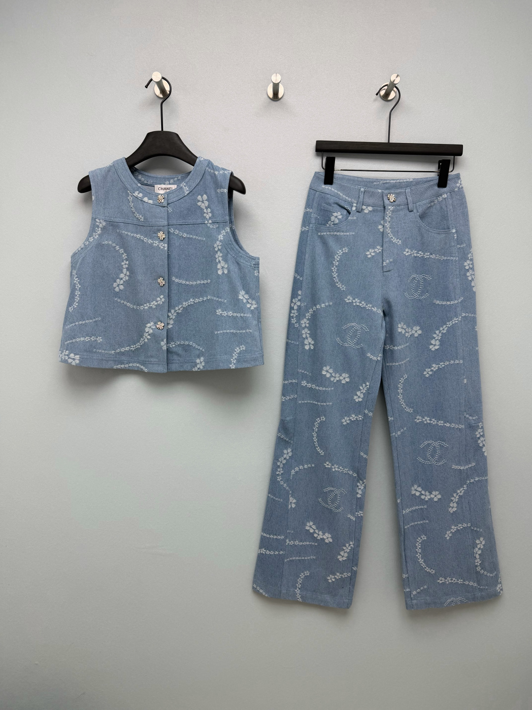 NO:860990,CHAN*L 26 new camellia denim jacquard suit, vest and trousers combination  The whole set is based on light blue denim, covered with a jacquard pattern of camellias and double Cs. It is low-key and recognizable, with a gentle French atmosphere, breaking the roughness of ordinary denim. The four-leaf clover-shaped metal buckle on the vest is the finishing touch, with exquisite details.  It adds a high-end texture to the whole, and also echoes the brand's classic lucky elements. The short sleeveless vest is paired with high-waisted wide-leg pants, and the gentle and noble French lady feeling directly fills the monochrome size 3 SMLJA, Chanel-clothing, chanel, chanel,19860909CHAN*L 26新款山茶花牛仔提花套装 马甲长裤的组合 整套以浅蓝色牛仔为基底,布满了山茶花与双C交织的提花纹样,低调又有辨识度,自带温柔的法式氛围,打破了普通牛仔的粗犷感.马甲上的四叶草造型金属扣是点睛之笔,精致的细节处理,为整体增添了高级质感,也呼应了品牌经典的幸运元素.短款无袖马甲搭配高腰阔腿裤,温柔又贵气的法式名媛感直接拉满单色3码SMLJA,香奈儿-服装,chanel,chanel,,Women's clothing