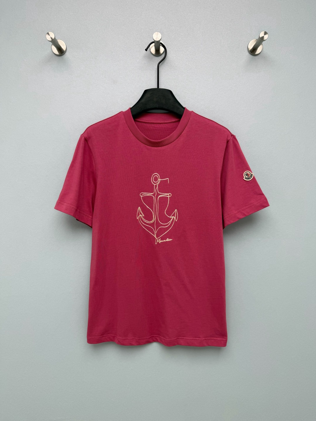 NO:861000,Moncl*r 26 new anchor embroidered short-sleeved T-shirt. The linear anchor embroidery on the chest is the highlight. It is simple and full of nautical atmosphere. It breaks the monotony of solid color T-shirts and brings a casual and relaxed holiday temperament. The badge mark on the left sleeve is the brand's iconic detail, low-key and recognizable, and the texture can be seen without deliberately showing off. The milky white is gentle and clean, with a refreshing summer feel; the burgundy is retro and white, suitable for a variety of skin colors, and can be switched according to the style!  2 colors and 3 codes SMLB, mask-clothing, Moncler, T-shirt, tees, t-shirt,19860909Moncl*r 26新款船锚刺绣短袖T恤 胸前的线条感船锚刺绣是亮点,简约又充满航海氛围感,打破了纯色T恤的单调感,自带随性松弛的度假气质.左袖的徽章标是品牌标志性细节,低调又有辨识度,不用刻意张扬也能看出质感.奶白色温柔干净,自带清爽夏日感；酒红色复古显白,适配多种肤色,可根据穿搭风格随心切换！2色3码SMLB,蒙口-服装,Moncler,T-shirt,tees，t-shirt,,Women's clothing