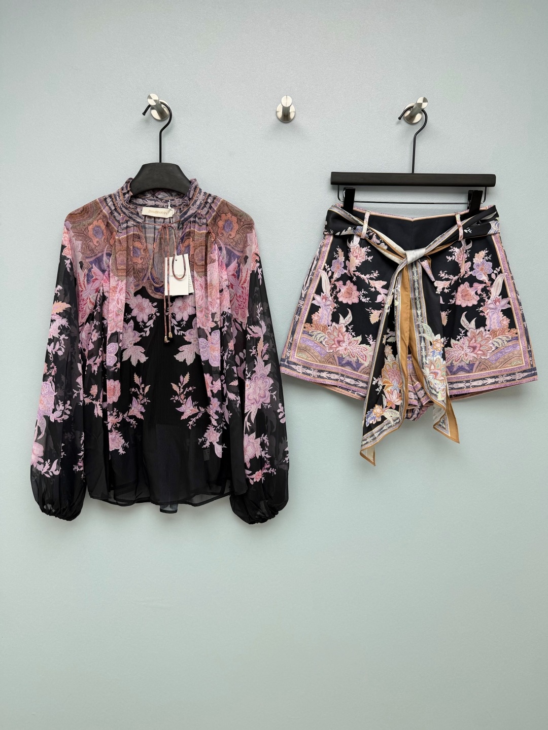 NO:861024,Zimmerman's latest printed chiffon top + shorts set is sold as a set. It is based on black and is covered with rich layers of pink and purple flowers and paisley prints. The color is rich and retro, with an oil painting filter effect. The upper body feels like being in a tropical jungle. The ruffled stand-up collar of the top + the drawstring tie of the same color has a soft-focus atmosphere, retro and exquisite. The loose lantern sleeve design is super friendly to the body and arm lines, and the slightly transparent chiffon material has an elegant air.  The shorts are high-waisted + A-line, and come with silk scarves of the same color, which can be tied into a bow, which not only creates a high waistline, but also adds layering to the look. The black base is paired with pink-purple flowers and paisley prints, the color is rich and retro, and it comes with an oil painting filter effect. The upper body is so beautiful that it is speechless!  2 colors and 4 codes SMLXLB, Zimmerman-clothing, shorts,19860909Zimmerman*新款印花雪纺上衣+短裤套装 整套出售 以黑色为基底,铺满了层次丰富的粉紫色调花卉与佩斯利印花,色彩浓郁复古,自带油画滤镜效果,上身仿佛置身热带丛林.上衣荷叶边立领+同色系抽绳系带,自带柔焦氛围感,复古又精致 宽松灯笼袖设计,对拜拜肉和手臂线条超友好,微透雪纺材质自带飘逸仙气 短裤高腰剪裁+A字裤型,自带同配色丝巾绑带,可系成蝴蝶结,既能打造高腰线,又增加了造型层次感 黑色基底搭配粉紫色调花卉与佩斯利印花,色彩浓郁复古,自带油画滤镜效果,上身美到失语！2色4码SMLXLB,兹默曼-服装,shorts,,Women's clothing