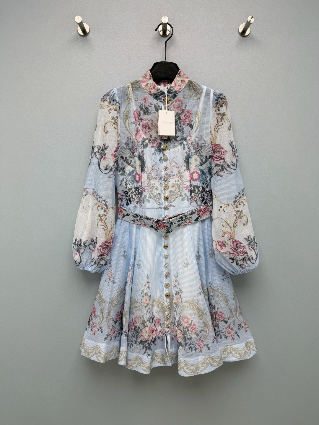 NO:861033,ZIMMERMAN's latest new stand-up collar multi-button watercolor floral long-sleeved dress (short style)  Stand-up collar, small stand-up collar + lantern sleeve design, with a Chinese retro atmosphere; the entire skirt is based on light sky blue, covered with rich layers of retro rose and curly grass prints, and is outlined with hot stamping lines. It has an oil painting filter effect, and the upper body feels like being in a European classical garden. There is also a stand-up collar lantern sleeve design, a proper new Chinese style romance, which is perfect for spring and summer wear ~ and the gentle atmosphere directly fills the area. Monochrome 4-code SMLXLB, Zimmerman-clothing, skirts,19860909ZIMMERMAN*新款立领多宝扣水彩花卉长袖连衣裙（短款） 立领小立领+灯笼袖设计,自带中式复古氛围感；整件裙子以浅天蓝色为基底,布满了层次丰富的复古玫瑰与卷草纹印花,搭配烫金线条勾勒,自带油画滤镜效果,上身仿佛置身欧洲古典花园.还有立领灯笼袖设计,妥妥的新中式浪漫,春夏穿直接美翻～温柔氛围感直接拉满 单色4码SMLXLB,兹默曼-服装,skirts,,Women's clothing