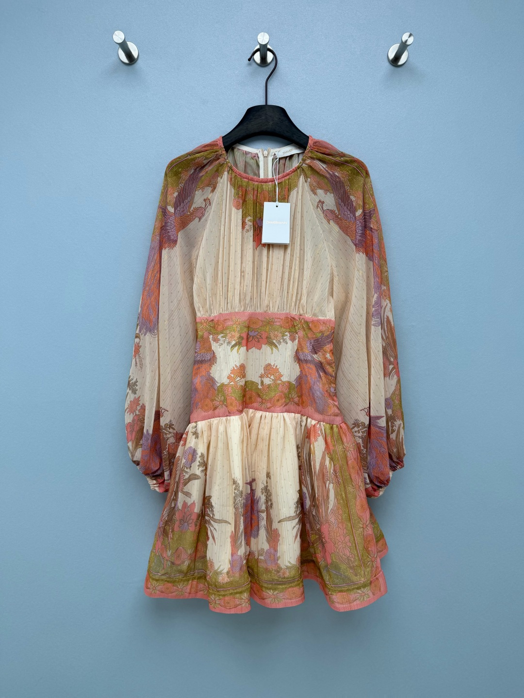 NO:861053,ZIMMERMA* new peacock floral print waist short dress  The entire skirt is based on apricot color and is covered with rich layers of peacock and flower prints. The color is rich and retro, with dark gold threads and a built-in oil painting filter effect. The upper body feels like you are in a tropical jungle. The lantern sleeves are nipped in at the waist, and the loose lantern sleeves are paired with a high waistline design to modify the arm lines.  , it can easily outline the waistline, and at the same time has a certain degree of stiffness, and can well maintain the shape of the lantern sleeves and skirt, and is not easy to collapse and deform. The apricot color base is matched with a rich peacock flower print, the color is rich and retro, and the dark gold thread adds a bit of sophistication, and the upper body is so beautiful that it is speechless!  2 colors and 4 codes SMLXLB, Zimmerman-clothing, skirts,19860909ZIMMERMA*新款孔雀花卉印花收腰短款连衣裙 整件裙子以奶杏色为基底,布满了层次丰富的孔雀与花卉印花,色彩浓郁复古,搭配暗纹金线,自带油画滤镜效果,上身仿佛置身热带丛林.灯笼袖收腰蓬摆,宽松灯笼袖搭配高腰线设计,既能修饰手臂线条,又能轻松勾勒腰线,同时兼具一定的挺括度,能很好地维持灯笼袖与裙摆造型,不易软塌变形.奶杏色基底搭配层次丰富的孔雀花卉印花,色彩浓郁复古,暗纹金线更是增添了几分精致感,上身美到失语！2色4码SMLXLB,兹默曼-服装,skirts,,Women's clothing