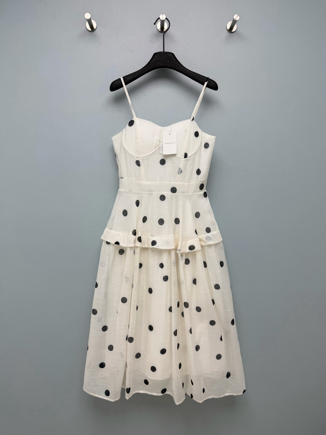 NO:861062,ZIMMERMA's latest polka-dot suspender skirt has a gentle and playful girly look that instantly fills your body!  The milky white base is paired with classic black polka dots, and comes with a retro filter effect. It is playful and elegant, and is a French element that will never go out of style!  The waist cut perfectly outlines the waistline. It is paired with ruffles at the waist and a light A-line large skirt. It quietly modifies the shape of the hips and wide legs. It has an elegant temperament when walking around. Whoever wears it will look beautiful!  Solid color size 4 SMLXLB, Zimmerman-clothing, skirts,19860909ZIMMERMA*新款这波点吊带裙 温柔又俏皮的少女感直接拉满！奶白色基底搭配经典黑色波点,自带复古滤镜效果,俏皮又优雅,是永不过时的法式元素！收腰剪裁,完美勾勒腰线,搭配腰部荷叶边与轻盈A字大裙摆,悄悄修饰胯宽腿型,走动间自带飘逸气质,谁穿谁是氛围感美女！单色4码SMLXLB,兹默曼-服装,skirts,,Women's clothing