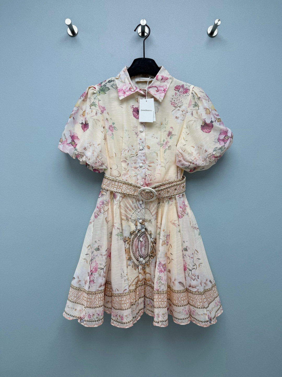 NO:861068,Zimmerman's latest French palace print shirt dress (short style). The entire skirt is based on apricot color and is covered with rich layers of retro floral and palace element prints. The colors are soft and elegant, and it comes with an oil painting filter effect. The upper body feels like being in a European classical garden. The upper body is a shirt collar + puff short sleeve design, with French retro style.  Atmosphere, front row colorful button placket design, adjustable opening and closing, combines the neatness of a shirt with the elegance of a dress. The short and medium-sized A-line skirt, with the same printed belt to tighten the waist, optimizes the waist-to-hip ratio, makes you look taller and slimmer, and is elegant and agile when walking. The puff sleeves + shirt collar design, full of retro atmosphere, the A-line large skirt hides a lot of flesh, even pear-shaped sisters can close their eyes  The same-print lace belt is the finishing touch, giving you a holiday feel!  Single color code 4 SMLXLB, Zimmerman-clothing, skirts, shirts, T-shirt,19860909Zimmerman*新款法式宫殿印花衬衫式连衣裙（短款）,整件裙子以奶杏色为基底,铺满了层次丰富的复古花卉与宫廷元素印花,色彩柔和雅致,自带油画滤镜效果,上身仿佛置身于欧洲古典花园.上身为衬衫领+泡泡短袖设计,自带法式复古氛围,前排彩色纽扣开襟设计,可调节开合度,兼具衬衫的利落与连衣裙的优雅.中短款A字大裙摆,搭配同印花腰带收腰,优化腰臀比例,显高显瘦,行走间飘逸灵动.泡泡袖+衬衫领设计,复古氛围感拉满,A字大裙摆巨藏肉,梨形姐妹也能闭眼冲 同印花蕾丝边腰带是点睛之笔,度假感直接拉满！单色4码SMLXLB,兹默曼-服装,skirts,shirts,T-shirt,,Women's clothing