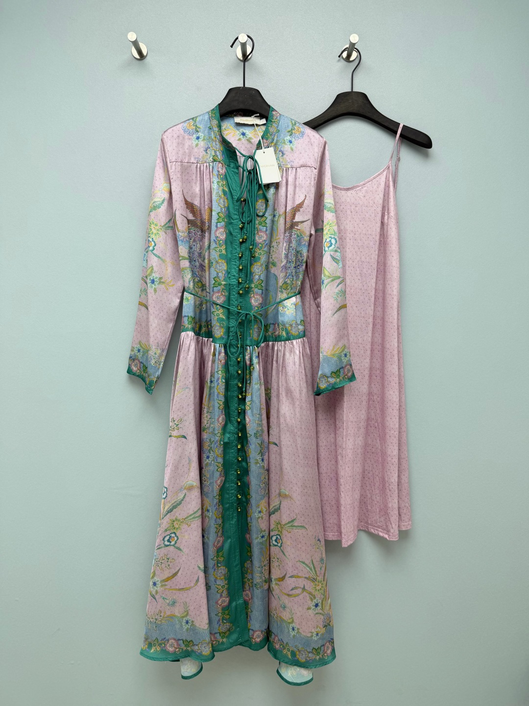 NO:861075,ZIMMERMA's latest two-piece phoenix flower print shirt-style long skirt. The light pink base is matched with the colorful phoenix flower print, which is full of exotic style. The dark green trim and bead buttons on the placket are the finishing touch, retro and exquisite!  The stand-up collar lace + placket bead button design combines Chinese style and bohemian style. With an adjustable belt, it can easily outline the waistline and is friendly to all body types!  Pair it with polka-dot suspenders of the same color as the inner layer, which solves the problem of skin translucency and creates a retro and romantic exotic atmosphere!  Single color code 4 SMLXLB, Zimmerman-clothing, skirts, shirts,19860909ZIMMERMA*新款凤凰花卉印花两件套衬衫式长裙 淡粉色基底搭配色彩丰富的凤凰花卉印花,充满异域风情,门襟的深绿色镶边与珠扣更是点睛之笔,复古又精致！立领系带+门襟珠扣设计,兼具中式与波西米亚风情,搭配可调节腰带,轻松勾勒腰线,对各种身材都很友好！搭配同色系波点吊带内搭,解决了透肤问题,复古又浪漫的异域氛围感直接拉满！单色4码SMLXLB,兹默曼-服装,skirts,shirts,,Women's clothing