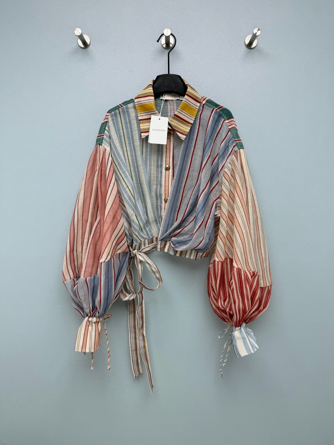 NO:861080,ZIMMERMA's latest colorful striped twisted short shirt is made of retro striped splicing with multi-color blocks, bringing with it a southern French summer atmosphere. The colors are rich but not cluttered. The upper body is super white, and you will be speechless when you look at it under the sun!  The front kink + waist tie design can not only create a short waist-revealing effect, but also adjust the tightness through the tie, adapting to different body shapes, easily raising the waistline and optimizing the proportion. The loose lantern sleeves with cuff ties can not only modify the arm lines, but also create a lazy and elegant atmosphere. It has a smart temperament when you raise your hands, and the romantic and relaxed holiday atmosphere directly fills the monochrome size 4 SMLXLB, Zimmerman - Clothing, shirts,19860909ZIMMERMA*新款彩色条纹扭结短款衬衫 多色块的复古条纹拼接,自带南法夏日氛围感,色彩丰富却不杂乱,上身超显白,在阳光下看美到失语！前片扭结+腰侧系带设计,既能打造短款露腰效果,又能通过系带调节松紧,适配不同身材,轻松拉高腰线优化比例.宽松的灯笼袖搭配袖口系带,既能修饰手臂线条,又能营造慵懒飘逸的氛围感,抬手间自带灵动气质,浪漫又松弛的度假氛围直接拉满单色4码SMLXLB,兹默曼-服装,shirts,,Women's clothing