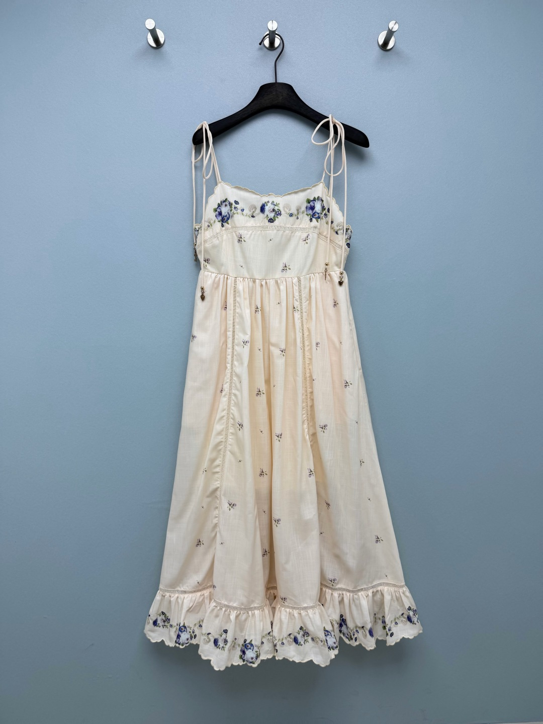 NO:861832,ZIMMERMA*26's new floral embroidered suspender long skirt has a gentle and retro pastoral girlish feel, which is an excellent embodiment of the brand's romantic aesthetics!  There are hollow lace at the neckline and skirt. The entire skirt is based on beige color and matched with two-tone floral embroidery prints (warm yellow and cold purple). The details are exquisite and it has a soft light filter effect. The upper body looks like a girl stepping out of an oil painting. Adjustable multi-string  The lace-up suspenders and the small metal pendants on the shoulder straps are the finishing touch, and the details control the ecstasy. The high-waist design is paired with a large drapey A-line skirt. The beige base is paired with warm yellow/cold purple flower embroidery. The details are exquisite, and it comes with a soft light filter effect. The upper body is so beautiful that it is speechless!  2 colors and 4 codes SMLXL, Zimmerman-clothing, skirts,19860909ZIMMERMA*26新款碎花刺绣吊带长裙,自带温柔复古的田园少女感,是品牌浪漫美学的绝佳体现！领口与裙摆处的镂空蕾丝花边,整件裙子以米杏色为基底,搭配两种色调的花卉刺绣印花（暖黄调与冷紫调）,细节精致,自带柔光滤镜效果,上身仿佛从油画里走出来的少女.可调节的多绳系带吊带,肩带处的金属小吊坠,更是点睛之笔,细节控狂喜.高腰收腰设计搭配垂坠感A字大裙摆,米杏色基底搭配暖黄/冷紫调花卉刺绣,细节精致,自带柔光滤镜效果,上身美到失语！ 2色4码SMLXL,兹默曼-服装,skirts,,Women's clothing