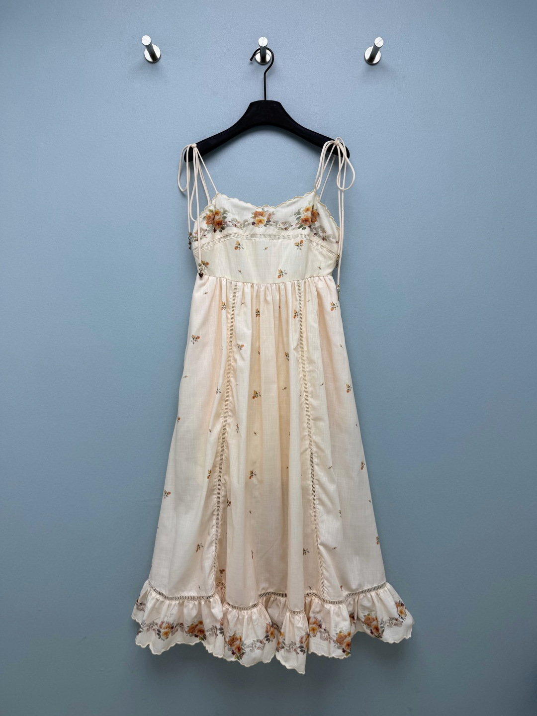 NO:861845,ZIMMERMA*26's new floral embroidered suspender long skirt has a gentle and retro pastoral girlish feel, which is an excellent embodiment of the brand's romantic aesthetics!  There are hollow lace at the neckline and skirt. The entire skirt is based on beige color and matched with two-tone floral embroidery prints (warm yellow and cold purple). The details are exquisite and it has a soft light filter effect. The upper body looks like a girl stepping out of an oil painting. Adjustable multi-string  The lace-up suspenders and the small metal pendants on the shoulder straps are the finishing touch, and the details control the ecstasy. The high-waist design is paired with a large drapey A-line skirt. The beige base is paired with warm yellow/cold purple flower embroidery. The details are exquisite, and it comes with a soft light filter effect. The upper body is so beautiful that it is speechless!  2 colors and 4 codes SMLXL, Zimmerman-clothing, skirts,19860909ZIMMERMA*26新款碎花刺绣吊带长裙,自带温柔复古的田园少女感,是品牌浪漫美学的绝佳体现！领口与裙摆处的镂空蕾丝花边,整件裙子以米杏色为基底,搭配两种色调的花卉刺绣印花（暖黄调与冷紫调）,细节精致,自带柔光滤镜效果,上身仿佛从油画里走出来的少女.可调节的多绳系带吊带,肩带处的金属小吊坠,更是点睛之笔,细节控狂喜.高腰收腰设计搭配垂坠感A字大裙摆,米杏色基底搭配暖黄/冷紫调花卉刺绣,细节精致,自带柔光滤镜效果,上身美到失语！ 2色4码SMLXL,兹默曼-服装,skirts,,Women's clothing