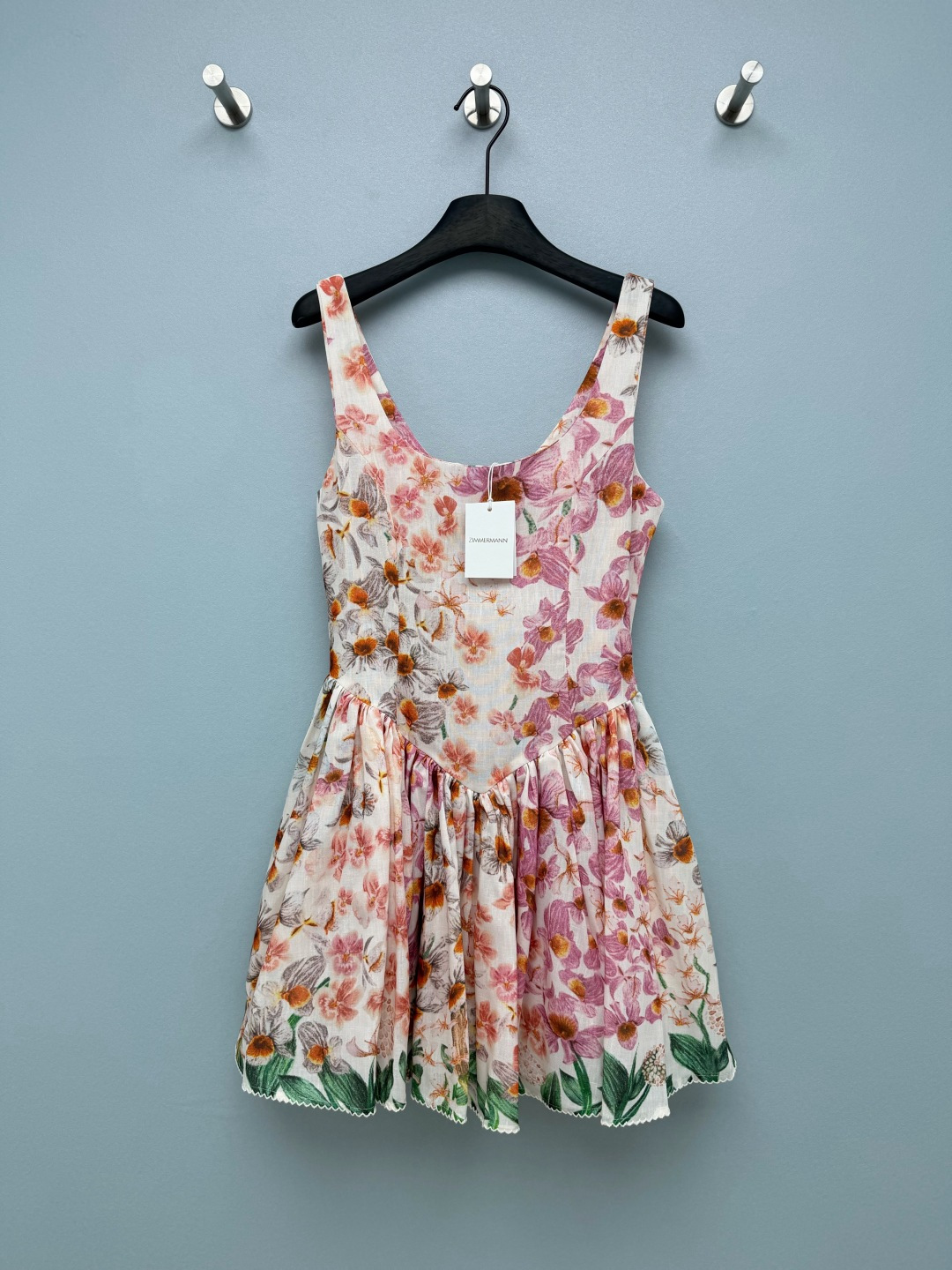 NO:861856,ZIMMERMA's latest watercolor floral waist-waisted puffy suspender skirt is based on off-white, covered with pink and purple tones of watercolor flower prints. The color is soft and hazy, with an oil painting filter effect. The upper body looks like a girl walking out of a painting. The waist is cut to perfectly outline the waistline. It is paired with a light A-line skirt, which quietly modifies the wide hips and thick legs. It has an elegant temperament when walking. Whoever wears it will be a beauty with an atmosphere!  Solid color size 4 SMLXL, Zimmerman-clothing, skirts,19860909ZIMMERMA*新款水彩花卉收腰蓬蓬吊带裙 以米白色为基底,铺满了粉紫色调的水彩感花卉印花,色彩柔和朦胧,自带油画滤镜效果,上身仿佛从画里走出来的少女,收腰剪裁,完美勾勒腰线,搭配轻盈A字大裙摆,悄悄修饰胯宽腿粗,走动间自带飘逸气质,谁穿谁是氛围感美女！单色4码SMLXL,兹默曼-服装,skirts,,Women's clothing