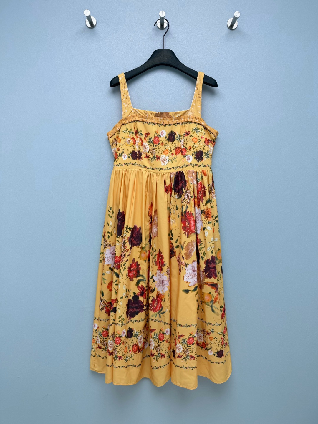 NO:861949,Agua By Agua Bendita  The 26 new yellow floral print suspender skirt (long style) is based on warm yellow and is covered with rich layers of retro floral prints. The color is rich but not cluttered. It comes with an oil painting filter effect, and the upper body looks like walking in a southern French pastoral. The frill decoration at the bust line adds a sense of sophistication to the simple suspender style, just exposing the delicate collarbone. It does not tighten the flesh and can also modify the shoulder and neck lines. Sisters with wide shoulders/sliding shoulders can also easily control it. The design of high waist + large skirt is really amazing!  It easily slims your waist, and the fluffy bud skirt hides the flesh of your crotch. If you wear it, your legs will look longer in seconds. It gives you a fresh and girly look, and it supports the gentle atmosphere of spring and summer~Single color size 4 SMLXL, women's clothing, skirts,19860909Agua By Agua Bendita 26新款黄色花卉印花吊带裙（长款）以暖黄色为基底,布满了层次丰富的复古花卉印花,色彩浓郁却不杂乱,自带油画滤镜效果,上身仿佛行走的南法田园.胸线处的褶边装饰,为简约的吊带款增添了精致感,刚好露出精致锁骨,不勒肉还能修饰肩颈线条,宽肩/溜肩姐妹也能轻松驾驭.高收腰+大裙摆的设计真的绝了！轻松勒出小蛮腰,蓬松的花苞裙摆把胯部肉肉藏得严严实实,小个子穿秒变大长腿.随手一拍都是清新少女感,春夏的温柔氛围感全靠它撑住了～单色4码SMLXL,女装,skirts,,Women's clothing