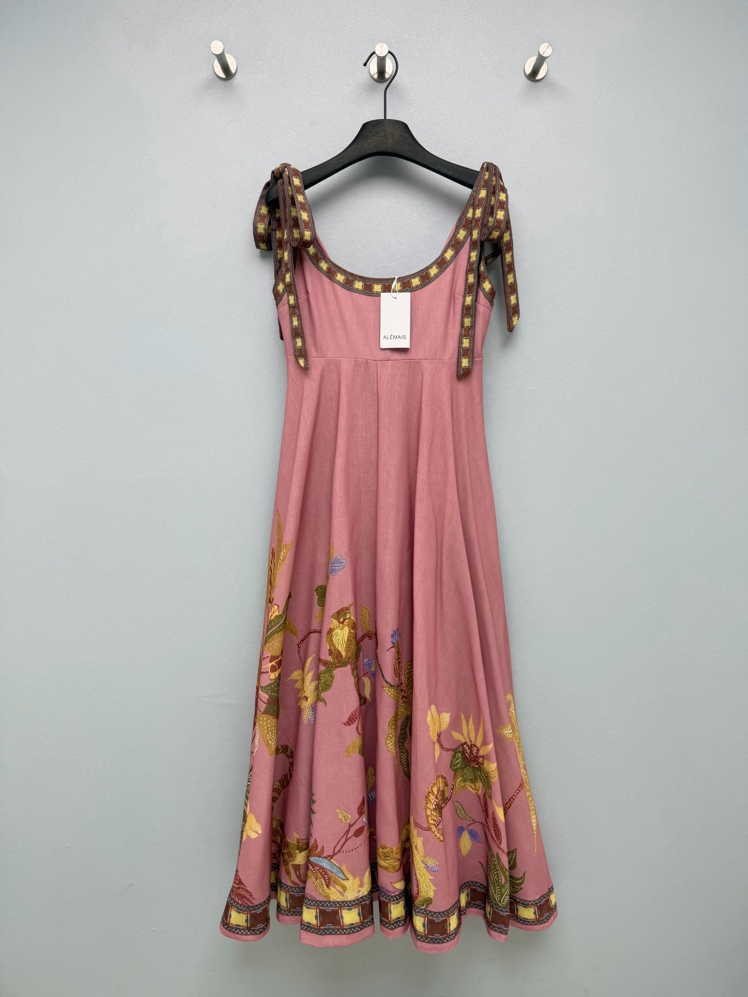 NO:861937,ALEMAI* New Floral Cotton Shoulder Strappy Long Dress  Bean paste pink is used as the base, and is covered with rich tropical rainforest animal and plant prints, which are full of exotic style and have a retro filter effect. The upper body feels like being in a tropical jungle. The wide shoulder straps tied with bows can be freely adjusted in length, which can not only modify the lines of the shoulders and neck, but also have a girlish feel, gentleness and reduce age. The high waist is pleated.  + A-line large skirt, easily pinching the waistline, optimizing body proportions, super friendly to pear-shaped figures; back design, taking into account comfort and fit. Contrast color floral print is elegant and agile when walking, full of southern French vacation style, with a relaxed atmosphere~Single color size 4 SMLXL, women's clothing, skirts,19860909ALEMAI*新款花卉棉布肩系带吊带长裙 豆沙粉色为基底,铺满了色彩浓郁的热带雨林动植物印花,充满异域风情,自带复古滤镜效果,上身仿佛置身热带丛林.蝴蝶结系带宽肩带,可自由调节长度,既能修饰肩颈线条,又自带少女感,温柔又减龄.高腰收褶+A字大裙摆,轻松掐出腰线,优化身材比例,对梨形身材超友好；后背打揽设计,兼顾舒适与贴合度.撞色花卉印花行走间飘逸灵动,充满南法度假风情,自带松弛氛围感~单色4码SMLXL,女装,skirts,,Women's clothing