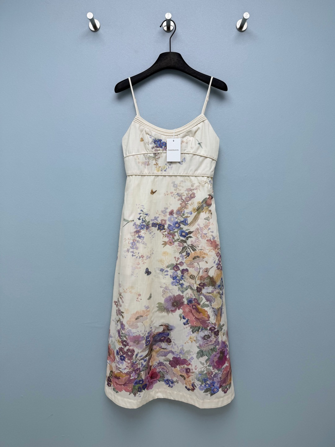 NO:861922,ZIMMERMA's latest flower-and-bird oil painting style suspender dress has a gentle and lazy Southern French temperament. It is based on milky white and covered with rich-layered flower and bird oil painting prints. The colors are rich and soft, with a retro filter effect, and the upper body is imitation  A 19th-century pastoral scroll of Buddha walking. The spaghetti strap design takes into account both beauty and practicality; the elasticated back design improves wearing comfort and makes it less likely to slip during daily activities. This flower-and-bird oil painting skirt welds the romance of Southern France to your body!  Solid color size 4 SMLXL, Zimmerman-clothing, skirts,19860909ZIMMERMA*新款花鸟油画风吊带长裙,自带温柔又慵懒的南法气质.以奶白色为基底,铺满了层次丰富的花鸟油画印花,色彩浓郁柔和,自带复古滤镜效果,上身仿佛行走的19世纪田园画卷.细肩带设计,兼顾了美观与实用性；后背的松紧打揽设计,提升了穿着舒适度,日常活动也不易滑落.这条花鸟油画裙,把南法浪漫焊在身上了！单色4码SMLXL,兹默曼-服装,skirts,,Women's clothing