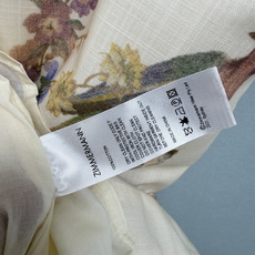 🔥🔥ZIMMERMA*新款花鸟油画风吊带长裙,自带温柔又慵懒的南法气质。以奶白色为基底,铺满了层次丰富的 🔥🔥ZIMMERMA*新款花鸟油画风吊带长裙,自带温柔又慵懒的南法气质。以奶白色为基底,铺满了层次丰富的