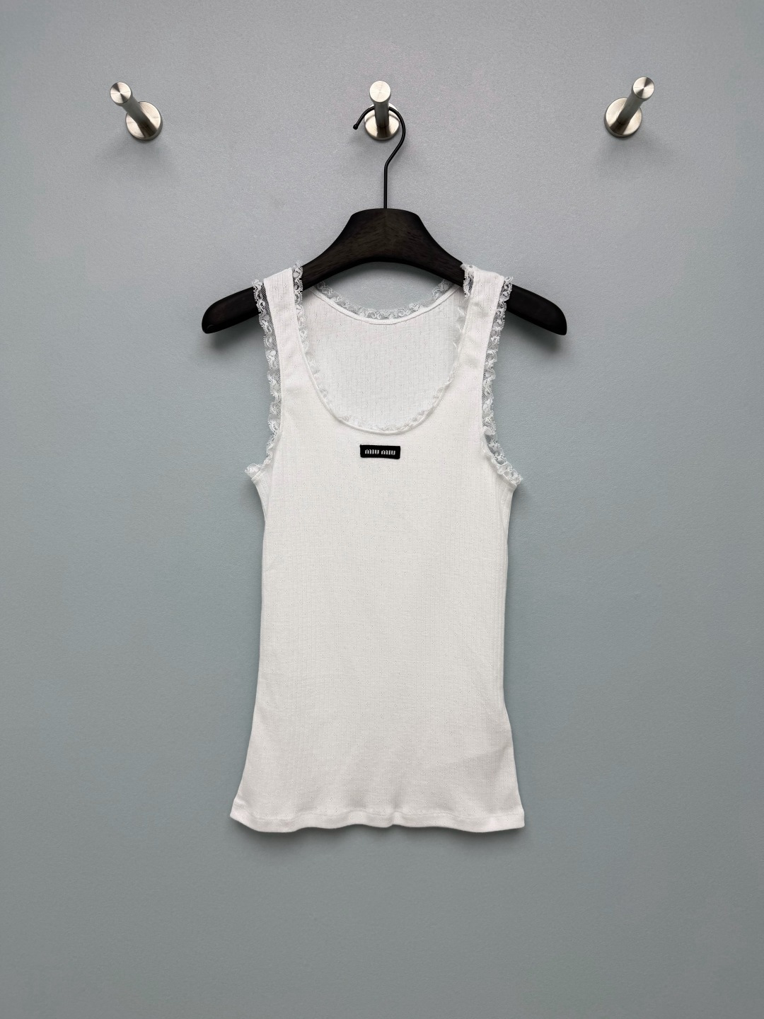 NO:862585,Miu Mi*26 new lace ribbed vest. The black woven Miu logo on the chest is the finishing touch of brand recognition, low-key and girlish. The lace on the neckline and shoulder straps breaks the basic sense of rib knitting, softens the lines, and brings a retro sweet girl atmosphere, which perfectly balances sexiness and purity. Caramel brown is gentle and retro, navy blue is cool and pure, and the high-elastic ribbed fabric upper body is super slim.  The U-shaped neckline and soft lace trim directly hit me in the details!  3 colors and 3 codes SMLB, Miu Miu-clothing, miumiu,19860909Miu Mi*26新款蕾丝花边罗纹背心 胸前的黑色织唛miu标识,是品牌辨识度的点睛之笔,低调又自带少女贵气感.领口和肩带的蕾丝花边,打破了罗纹针织的基础感,柔化线条,自带复古甜妹氛围,完美平衡了性感与清纯.焦糖棕温柔复古,藏青又酷又纯, 高弹力罗纹面料上身超显瘦, U型领口搭配软乎乎的蕾丝边,细节感直接戳中我！3色3码SMLB,缪缪-服装,miumiu,,Women's clothing