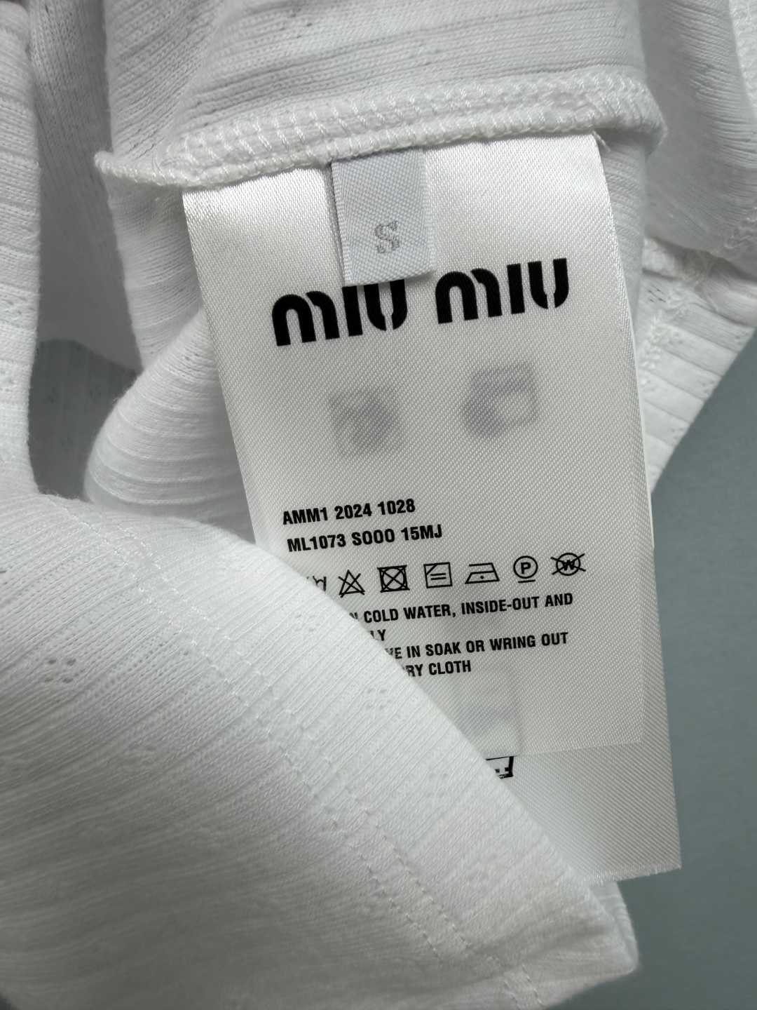 🔥🔥Miu Mi*26新款蕾丝花边罗纹背心 胸前的黑色织唛miu标识,是品牌辨识度的点睛之笔,低调又自 🔥🔥Miu Mi*26新款蕾丝花边罗纹背心 胸前的黑色织唛miu标识,是品牌辨识度的点睛之笔,低调又自