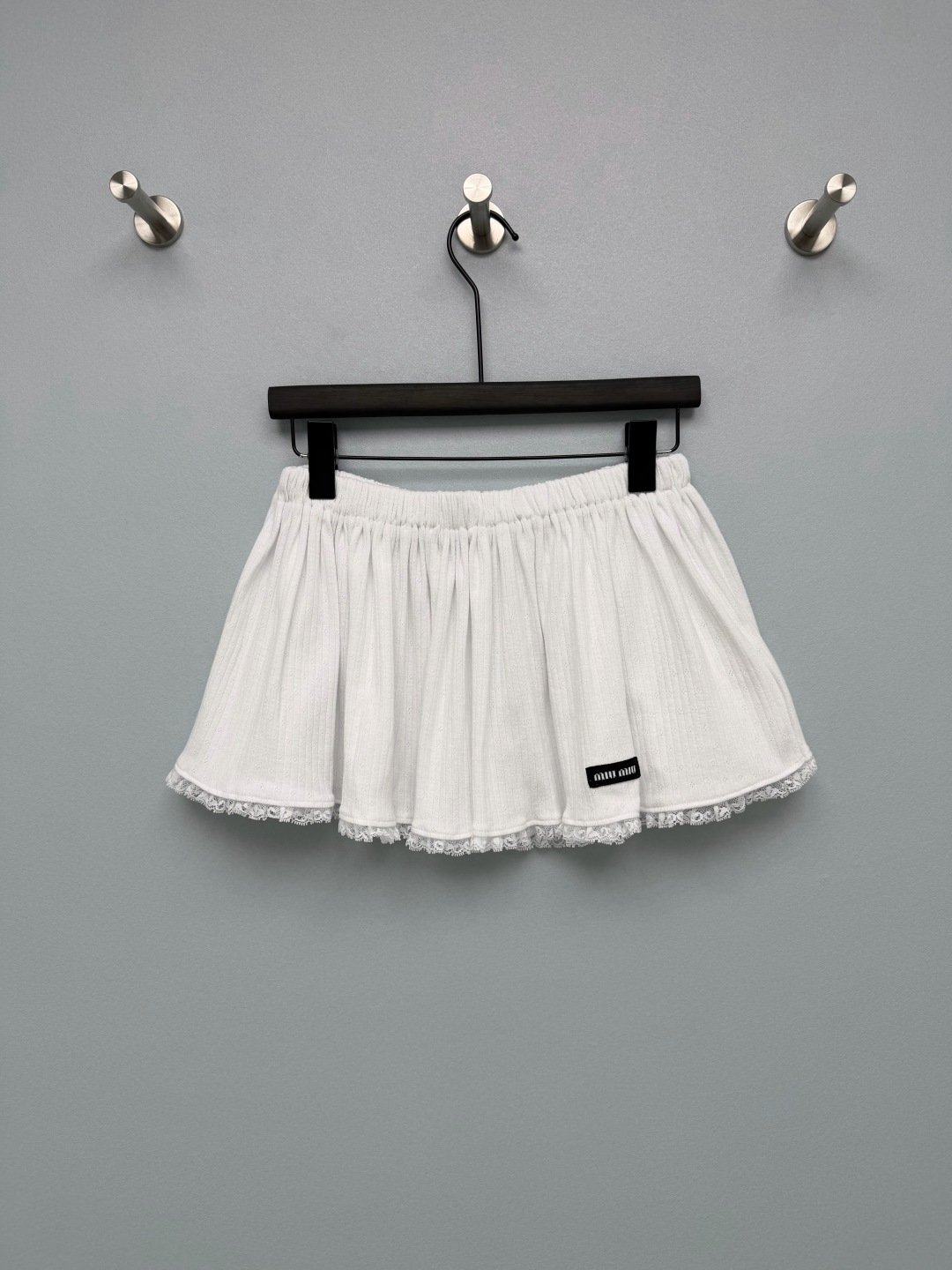 NO:862595,Miu Mi*26 new lace ribbed skirt. The black woven Miu logo on the skirt is the finishing touch of brand recognition. It is low-key and has a sense of girlish elegance. The lace at the hem breaks the basic sense of rib knitting, softens the lines, and has a retro sweet girl atmosphere, which perfectly balances sexiness and purity. Caramel brown is gentle and retro, navy blue is cool and pure, and the high-elastic ribbed fabric upper body is super slim.  The soft lace edges and the sense of detail directly hit me!  3 colors and 3 codes SMLB, Miu Miu-clothing, miumiu, skirts,19860909Miu Mi*26新款蕾丝花边罗纹短裙 裙身的黑色织唛miu标识,是品牌辨识度的点睛之笔,低调又自带少女贵气感 下摆蕾丝花边,打破了罗纹针织的基础感,柔化线条,自带复古甜妹氛围,完美平衡了性感与清纯.焦糖棕温柔复古,藏青又酷又纯, 高弹力罗纹面料上身超显瘦 软乎乎的蕾丝边,细节感直接戳中我！3色3码SMLB,缪缪-服装,miumiu,skirts,,Women's clothing