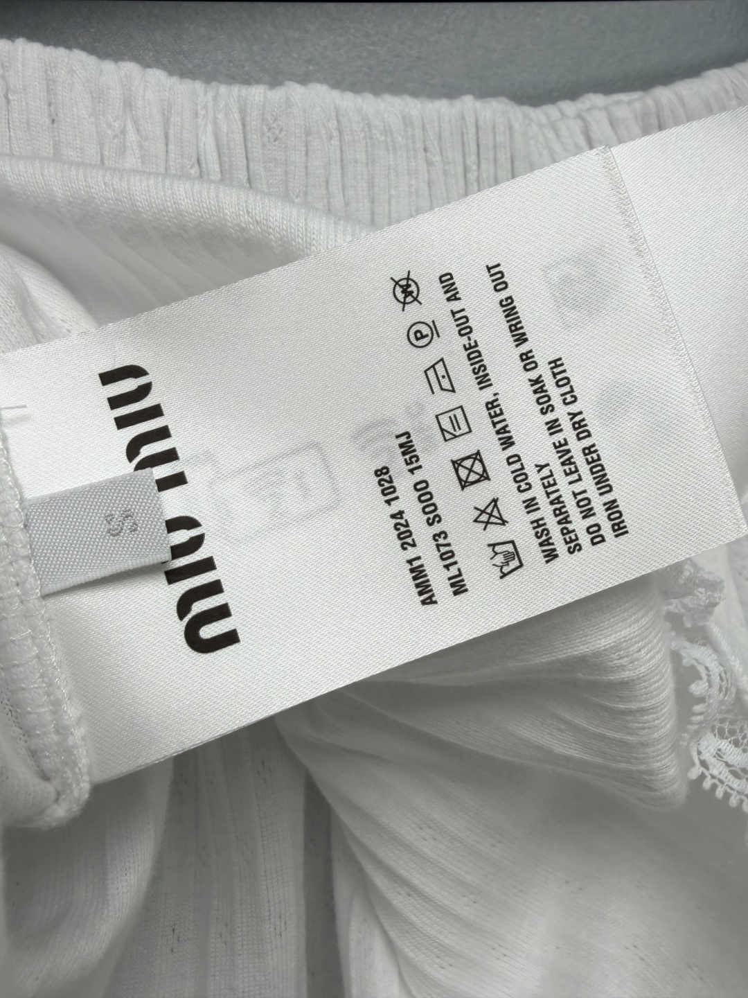 🔥🔥Miu Mi*26新款蕾丝花边罗纹短裙 裙身的黑色织唛miu标识，是品牌辨识度的点睛之笔，低调又自带
