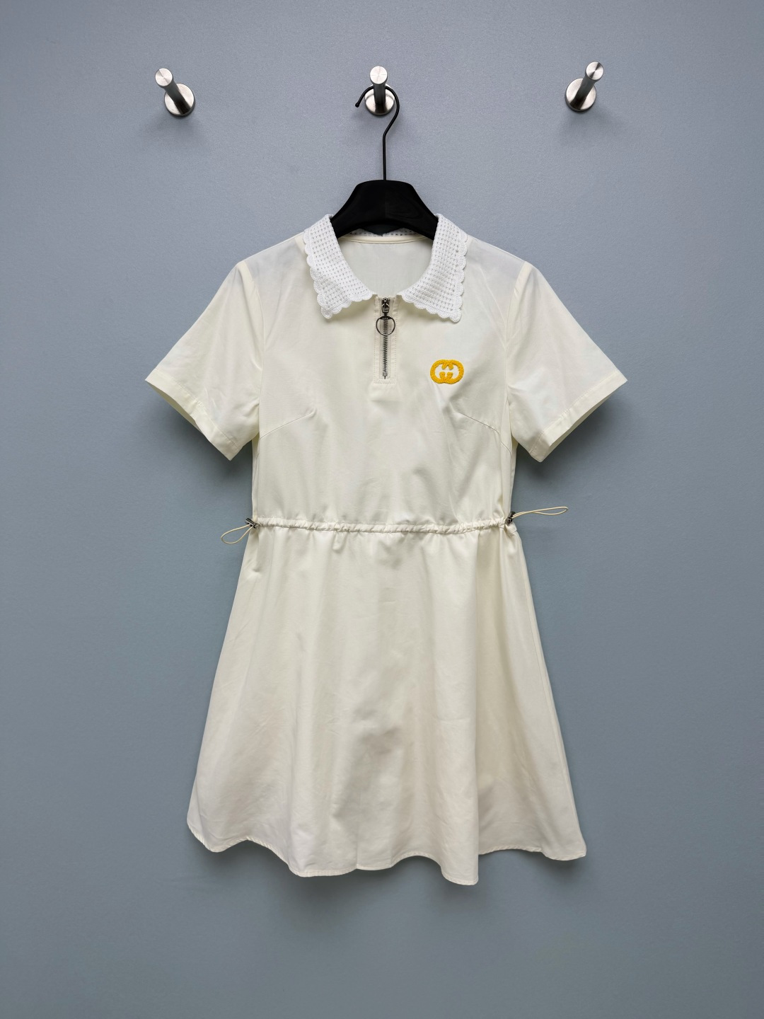 NO:862625,G's 26 new model of short-sleeved dress with doll collar. Gentle milky white color with soft light filter. The hollow lace doll collar is the finishing touch. It has a soft and girly feel. The half-open zipper on the front makes it easy to put on and take off. The metal ring details are exquisite and attractive. The gold embroidery on the chest enhances the texture. It is simple and not monotonous. The drawstrings on both sides of the waist can be freely adjusted to tighten the waist easily. The A-line short skirt hides the flesh and makes the body look slimmer. It optimizes body proportions and makes a small person look taller in seconds.  Preferred smooth cotton material, breathable and skin-friendly!  Single color size 3 SML AP, Miu Miu-clothing, gucci, skirts, T-shirt,19860909G家 26新款娃娃领短袖连衣裙 温柔奶白配色自带柔光滤镜镂空花边娃娃领是点睛设计,软萌少女感拉满前襟半开拉链穿脱方便,金属圆环细节精致耐看 胸口金色刺绣小提升质感,简约不单调 腰间双侧抽绳自由调节松紧,轻松收出小蛮腰 A字短款裙摆藏肉显瘦,优化身材比例,小个子秒变大长腿 优选顺滑棉料,透气亲肤！单色3码SML AP,缪缪-服装,gucci,skirts,T-shirt,,Women's clothing
