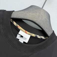 🔥🔥BUR* 26新款战马刺绣基础款短袖T恤 本布圆领罗纹收口,领内里拼接品牌经典Vintage格纹包 🔥🔥BUR* 26新款战马刺绣基础款短袖T恤 本布圆领罗纹收口,领内里拼接品牌经典Vintage格纹包