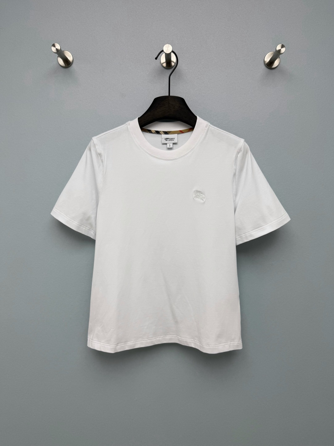 NO:864158,BUR* 26 new war horse embroidery basic short-sleeved T-shirt  The round neck of this fabric has ribbed cuffs, and the inside of the collar is spliced with the brand's classic Vintage plaid edging, which is low-key and hides the brand details. The neckline is not easy to loose after long-term wear. The left chest is embroidered with three-dimensional war horses in the same color, with dense and exquisite stitching, and the dark pattern design is simple and low  Toned, not exaggerated. Short, slightly loose H-shaped body, standard short-sleeved flat cuffs, slightly arc-cut hem, optimized waistline, friendly to small people, not picky about body shape. Full color scheme of black, white, khaki, burgundy, suitable for casual commuting, just in need of a base for your wardrobe!  4 colors and 5 codes SMLXLXXLB, Burberry-clothing, burberry, T-shirt, tees, t-shirt,19860909BUR* 26新款战马刺绣基础款短袖T恤 本布圆领罗纹收口,领内里拼接品牌经典Vintage格纹包边,低调暗藏品牌细节,领口久穿不易松垮.左胸同色立体战马刺绣,针脚密实精致,暗纹设计简约低调,不浮夸.短款微宽松H型衣身,标准短袖平口袖口,下摆微圆弧剪裁,优化腰线,小个子友好,不挑身材.黑白卡其酒红全配色,通勤休闲随便搭,衣橱刚需打底！ 4色5码SMLXLXXLB,博柏利-服装,burberry,T-shirt,tees，t-shirt,,Women's clothing