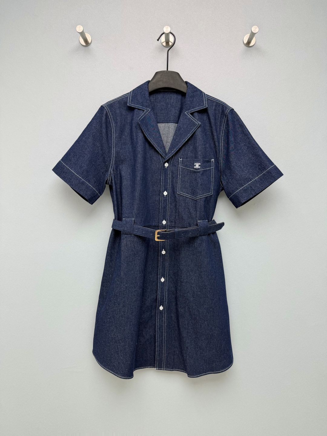 NO:864171,CE*26 new suit collar denim waist shirt dress  Retro small suit lapel + full placket with white bead buttons, top-stitched contrast stitching outlines the silhouette of the body, enhancing the retro atmosphere of workwear; short-sleeved flat cut, modifying the arm lines. The left chest patch pocket is embellished with a metal Arc de Triomphe embroidered logo, which is exquisite and small, low-key and highlights the brand recognition. The arc-shaped irregular skirt at the hem, and the short skirt length optimize the proportion of the legs. Heavy washed denim fabric is crisp and stylish, and the contrasting top-stitching details are full of details. Always be favored by primary-color denim!  Full of retro feel!  Monochrome size 3 SMLB, Celine-clothing, celine, skirts, shirts, T-shirt, business suit,19860909CE*26新款西装领牛仔收腰衬衫裙 复古小西装翻领+全开襟白色圆珠纽扣,明线撞色车线勾勒衣身轮廓,提升工装复古氛围；短袖平口剪裁,修饰手臂线条.左胸贴袋点缀金属凯旋门刺绣Logo,精致小巧,低调凸显品牌辨识度.下摆圆弧不规则裙摆,短款裙长优化腿部比例.重磅水洗丹宁面料挺括有型,撞色明线走线细节满满 永远被原色牛仔拿捏！复古感拉满！单色3码SMLB,赛琳-服装,celine,skirts,shirts,T-shirt,business suit,,Women's clothing