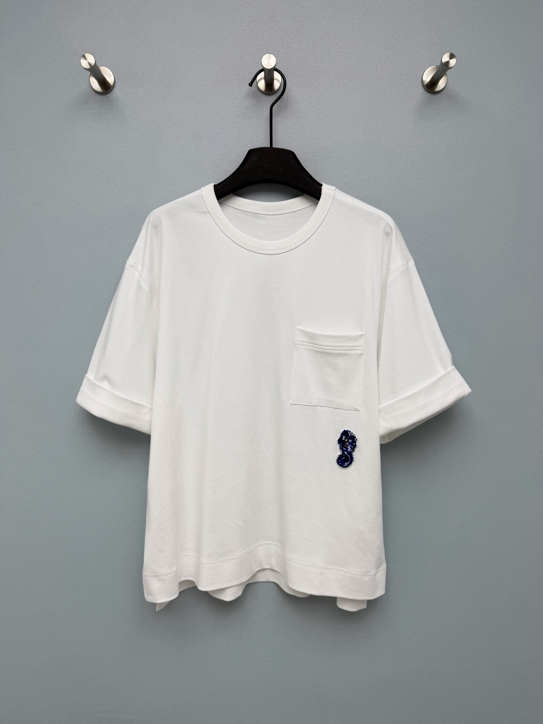 NO:864182,Cha*26 new seahorse crochet short-sleeved T-shirt  Pay attention to details to distinguish the version of the classic solid-color round neck, with a high-elastic crotch top, which is not easy to loosen and deform after long-term wear, and fits the neck without being stuffy. The cuffs are rolled, and the blue and black mixed color hand-crocheted seahorse cloth label under the left pocket has a full plush woven texture.  Full, the double C embroidered logo is hidden inside the seahorse, and the handmade texture is exquisite and unique. The square patch pocket design on one side is both practical and decorative; folded wide short sleeves, dropped shoulders and a loose H version, the hem is cut with irregular micro-arcs, hiding the flesh and showing a slimmer body shape.  Single color size 3 SMLB, Chanel-clothing, chanel, T-shirt, tees, t-shirt,19860909Cha*26新款海马钩花短袖T恤 注意细节区分版本经典纯色圆领,高弹本布罗纹收口,久穿不易松垮变形,贴合脖颈不闷勒.袖口卷边设计,左口袋下方蓝黑混色手工钩织海马布标,毛绒编织肌理饱满,海马内部暗藏双C刺绣标识,手工质感精致别致.单侧方形贴袋设计,实用兼具装饰；翻折阔型短袖,落肩宽松H版型,下摆不规则微弧剪裁,藏肉显瘦,不挑身形 单色3码SMLB,香奈儿-服装,chanel,T-shirt,tees，t-shirt,,Women's clothing