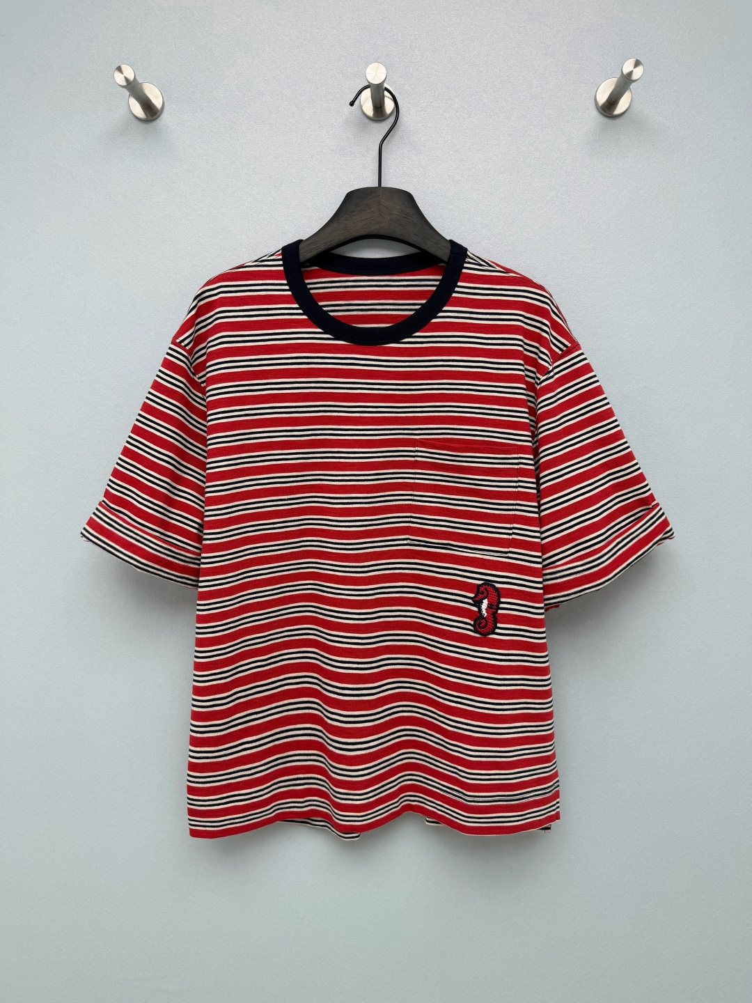 NO:864192,Cha*26 new seahorse crochet short-sleeved T-shirt  Pay attention to details to distinguish the red and white striped round collar of the version, and the high-elastic crotch pattern closure, which is not easy to loose and deform after long-term wear, and fits the neck without being stuffy. The cuffs are curled, and the blue and black mixed color hand-crocheted seahorse cloth label under the left pocket has a full plush woven texture.  Full, the double C embroidered logo is hidden inside the seahorse, and the handmade texture is exquisite and unique. The square patch pocket design on one side is both practical and decorative; folded wide short sleeves, dropped shoulders and a loose H version, the hem is cut with irregular micro-arcs, hiding the flesh and showing a slimmer body shape.  Single color size 3 SMLB, Chanel-clothing, chanel, T-shirt, tees, t-shirt,19860909Cha*26新款海马钩花短袖T恤 注意细节区分版本红白条纹圆领,高弹本布罗纹收口,久穿不易松垮变形,贴合脖颈不闷勒.袖口卷边设计,左口袋下方蓝黑混色手工钩织海马布标,毛绒编织肌理饱满,海马内部暗藏双C刺绣标识,手工质感精致别致.单侧方形贴袋设计,实用兼具装饰；翻折阔型短袖,落肩宽松H版型,下摆不规则微弧剪裁,藏肉显瘦,不挑身形 单色3码SMLB,香奈儿-服装,chanel,T-shirt,tees，t-shirt,,Women's clothing