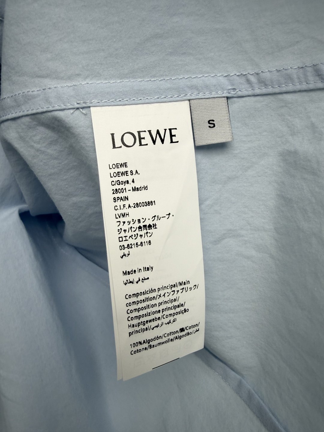 🔥🔥LOE*26新款口袋刺绣后打褶浅蓝色衬衫 经典小方翻领+全开襟同色纽扣,利落修饰脖颈,门襟走线工整, 🔥🔥LOE*26新款口袋刺绣后打褶浅蓝色衬衫 经典小方翻领+全开襟同色纽扣,利落修饰脖颈,门襟走线工整,