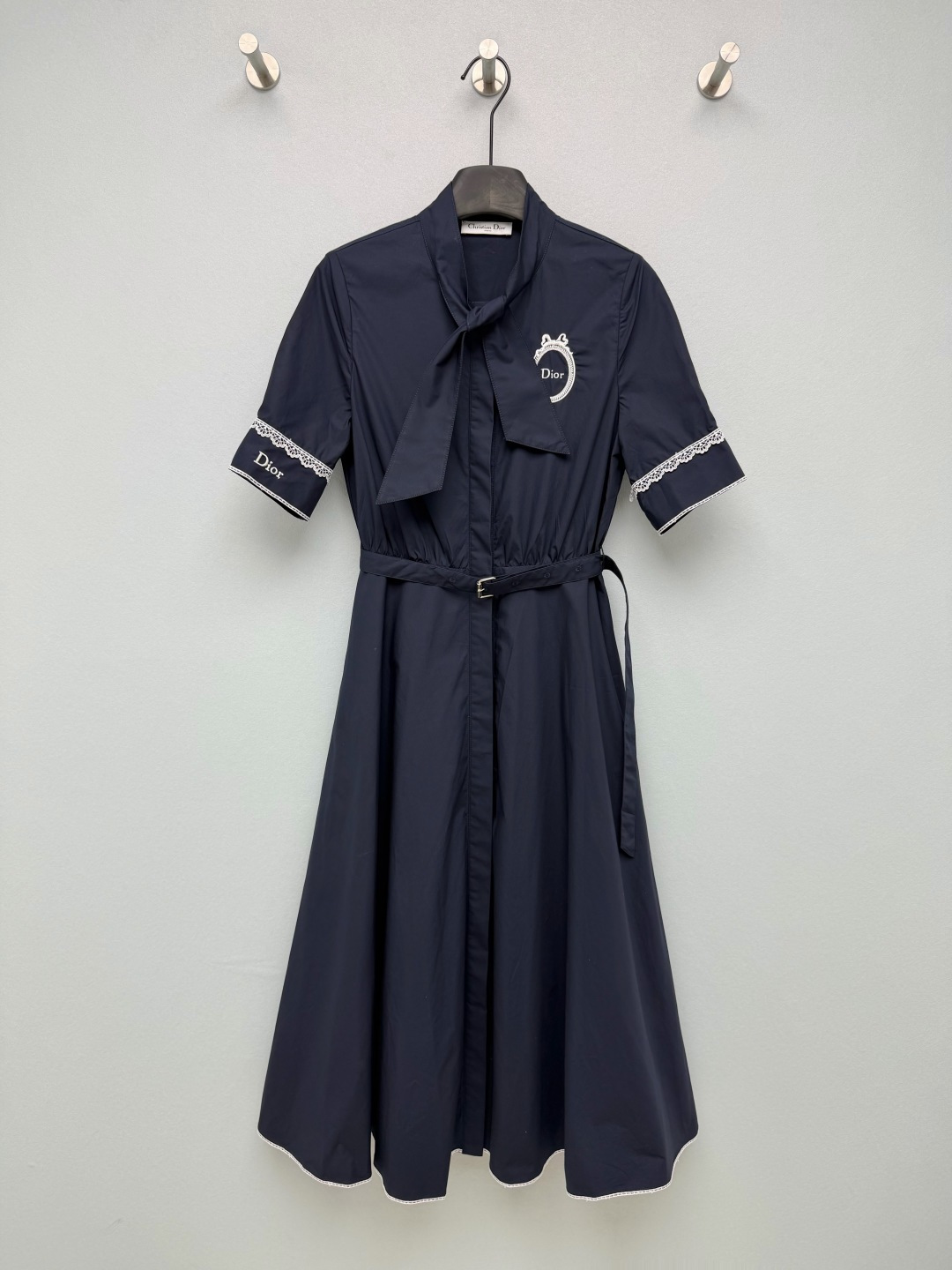 NO:864110,D*26 new navy tie waist shirt dress  The stand-up collar + ribbon bow on the front, a gentle French collar, modify the neck line, and bring an elegant atmosphere; the dark placket design on the front is simple and neat. The circular crown on the left chest + three-dimensional embroidery of white letters, the embroidery is full and exquisite; the short-sleeve cuffs are spliced with hollow lace, and the inside of the cuffs is embellished with small embroidery. The hem of the skirt is hemmed with lace, and the black and white contrasting colors highlight the sense of sophistication. Navy blue really brings a sense of elegance!  Hit the gentle aesthetic!  Single color code 3 SML X, Dior-clothing, dior, skirts, shirts, T-shirt,19860909D*26新款藏青领结收腰衬衫连衣裙 领口立领+前襟飘带蝴蝶结,温柔法式领型,修饰脖颈线条,自带优雅氛围感；前襟暗门襟设计,简约利落.左胸口环形皇冠+白色字母立体刺绣,精工绣花饱满精致；短袖袖口拼接镂空蕾丝花边,袖口内侧点缀小字刺绣,裙下摆同蕾丝包边,黑白撞色凸显精致感.藏青色真的自带贵气！戳中温柔审美！单色3码SML X,迪奥-服装,dior,skirts,shirts,T-shirt,,Women's clothing