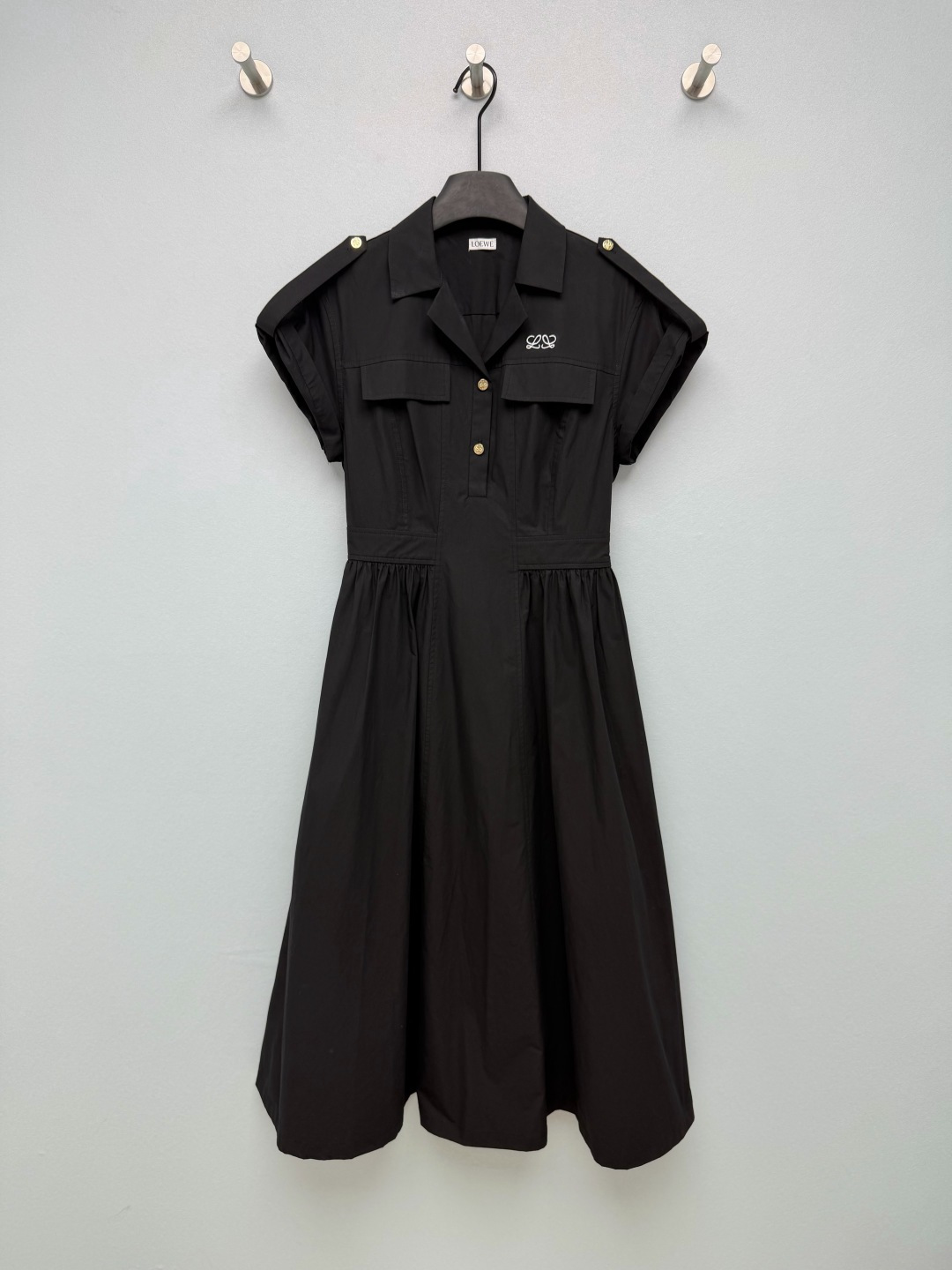 NO:864123,LOE*26 new work style waist shirt dress  Classic small suit lapels, neatly modify the neck; detachable metal buckle shoulder straps, retro workwear elements, the shoulder buckles are engraved with the brand Anagram logo, which enhances sophistication. Double patch pockets + embroidered Anagram logo on the chest, the same color embroidery is low-key and restrained; half placket metal embossed logo buttons, button pattern  Luhe echoes the brand totem. The high-waisted pleats separate the waistline and accurately tighten the waist and abdomen. The evenly folded pleats under the waist are spliced with a large A-shaped umbrella hem, which naturally covers the crotch and hides the legs. The mid-length skirt length optimizes the proportion of the body. The folded cover short sleeves modify the body, neat and capable. Classic black + gentle apricot two colors, apricot is gentle for commuting, and black is slim and cool!  2 colors and 3 codes SMLX, Loewe-clothing, loewe, loewe, skirts, shirts, T-shirt, business suit,19860909LOE*26新款工装风收腰衬衫连衣裙 经典小西装翻领,利落修饰脖颈；可拆卸金属扣肩袢,复古工装元素,肩扣刻印品牌Anagram标识,提升精致度.双贴袋工装口袋+胸口刺绣Anagram徽标,同色系刺绣低调内敛；半开襟金属浮雕Logo纽扣,纽扣纹路和品牌图腾呼应.高腰收褶分割腰线,精准收紧腰腹,腰下均匀碎褶拼接大A字伞摆,自然放量遮胯藏腿,中长裙长优化身材比例.翻折盖片短袖,修饰拜拜肉,利落干练.经典黑+温柔杏色两色,杏色温柔通勤,黑色显瘦酷飒！2色3码SMLX,罗意威-服装,loewe,loewe,skirts,shirts,T-shirt,business suit,,Women's clothing
