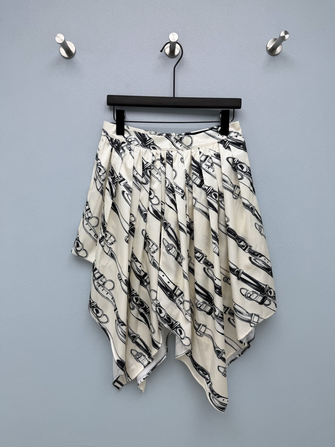 NO:864134,Lou*26 new equestrian leather goods printed irregular skirt (satin imitation silk version), black and white hand-painted belt pattern has a retro equestrian atmosphere, high-density satin imitation silk fabric is selected, the satin has a delicate and soft texture, smooth drape, light and wrinkle-resistant, the upper body is elegant and not close to the body, breathable and cool in summer. Full drape, high waist elastic waist + natural pleats at the waist, belly and hip width can be hidden with one click  The irregular sharp hem is the soul, and the staggered tailoring gives you a sense of elegance when walking, covering your flesh and making you look slimmer!  The classic black and white hand-painted belt and harness are all printed with patterns, which are derived from the classic equestrian elements of luxury brands. The black painting on a white background is high-end and retro. The ink-style printing has strong fastness and is not easy to smudge and crack after long-term washing!  Solid color size 3 SML L,Louis Vuitton-clothing,louis vuitton,loro piana,skirts,real silk,19860909Lou*26新款马术皮具印花不规则半裙（缎面仿丝版本）,黑白手绘皮带纹样自带复古马术氛围感,甄选高密缎面仿真丝面料,缎面自带细腻柔光质感,垂坠顺滑、轻薄抗皱,上身飘逸不贴身,夏季透气凉爽.满满垂感绝了高腰松紧腰+腰头自然碎褶,小肚子、胯宽一键隐藏 不规则尖角下摆是灵魂,错落剪裁走路自带飘逸感,遮肉显瘦一绝！经典黑白手绘皮带马具满印纹样,源自奢牌经典马术元素,白底黑画高级复古,水墨风印花牢度强,久洗不易晕染开裂！单色3码SML L,路易威登-服装,louis vuitton,loro piana,skirts,real silk,,Women's clothing
