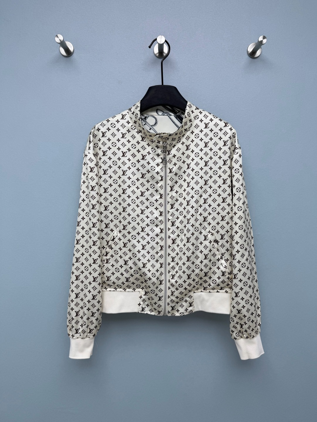 NO:864145,Lou*26 new reversible equestrian jacket (satin imitation silk version), one can wear two styles, the Fengshen reversible baseball jacket is finally here!  One side of the belt is equestrian print, and the other side is classic presbyopic Monogram, which is equivalent to buying two jackets. The nylon fabric upper body is light and does not press the body, and the black and white hand-painted belt directly adds a retro atmosphere. Baseball stand collar + rib closing, high-density satin imitation silk fabric is selected. The satin has a delicate and soft texture, drapes smoothly, is light and wrinkle-resistant, and the upper body is elegant and not close to the body. It is breathable and cool in summer. It is full of drape.  The short version is easy for a small person to handle, and the dropped shoulder cut hides the shoulder muscles. The zipper pockets have exquisite details. Wear it alone with a skirt from the same series. It will be a wealthy daughter. Turn it over and wear it with jeans for a casual and lazy look. Spring and autumn are just in need of versatile jackets. You can switch styles at will and maximize your utilization rate!  Solid color size 3 SMLL,Louis Vuitton-clothing,louis vuitton,loro piana,skirts,jeans,jackets & coats,jackets & coats,real silk,19860909Lou*26新款双面穿马术夹克外套（缎面仿丝版本）,一件穿出两种穿搭封神双面穿棒球外套终于来了！一面皮带马术印花,一面经典老花Monogram,等于入手两件外套尼龙面料上身轻盈不压身,黑白手绘皮带复古氛围感直接拉满 棒球立领+罗纹收口,甄选高密缎面仿真丝面料,缎面自带细腻柔光质感,垂坠顺滑、轻薄抗皱,上身飘逸不贴身,夏季透气凉爽.满满垂感绝了 短款版型小个子轻松驾驭,落肩剪裁藏肩肉 拉链口袋细节精致,单穿配同系列半裙是富家千金,翻过来老花面搭牛仔裤随性慵懒 春秋刚需百搭外套,风格随心切换,利用率直接拉满！单色3码SMLL,路易威登-服装,louis vuitton,loro piana,skirts,jeans,jackets & coats,jackets & coats,real silk,,Women's clothing