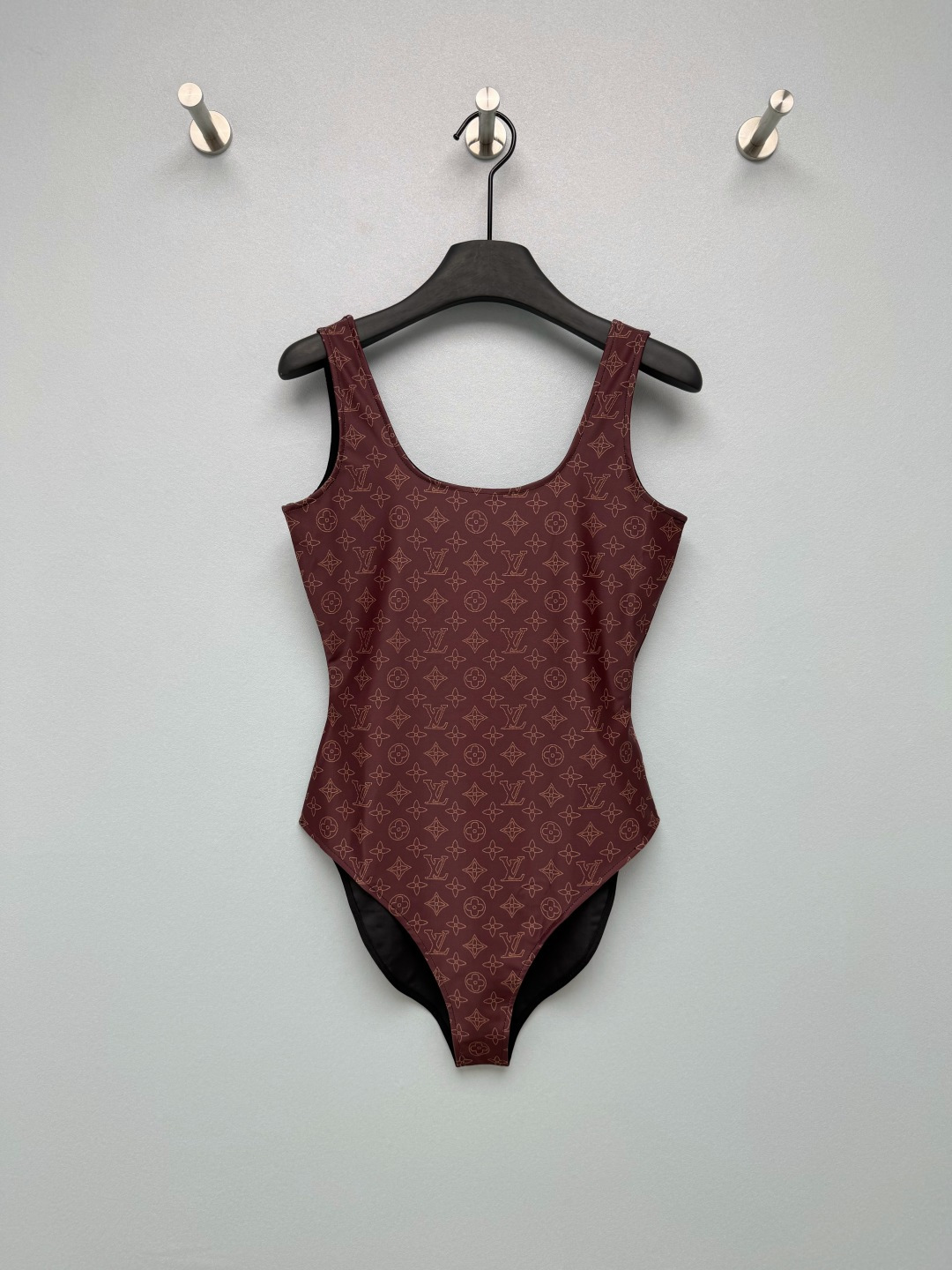 NO:864156,Lou* 26 new presbyopic one-piece swimsuit. Classic coffee base + gold thread dotted presbyopia, which directly fills the atmosphere. The yellow leather upper body is extremely white. Highly elastic and quick-drying fabric is close to the body and comfortable. The U-neck + wide shoulder straps do not slip your shoulders. The waisted version instantly transforms into an hourglass figure. It can be used as a beach swimsuit or as an all-purpose inner wear. A suit + high-waisted pants can instantly transform you into a hot girl for commuting.  The inner lining is solid and prevents leakage. It can be worn for fitness, vacation, and daily wear. It is a versatile and essential item!  Solid color size 3 SML L,Louis Vuitton-clothing,louis vuitton,loro piana,business suit,swimsuits,19860909Lou* 26新款老花连体背心泳衣 经典咖底+金线点状老花,氛围感直接拉满,黄皮上身巨显白 高弹速干面料贴身舒服,U领+宽肩带不溜肩,收腰版型秒变沙漏身材 既能当海边泳衣,又能做万能内搭,外披西装+高腰裤秒变辣妹通勤 内衬扎实防走光,健身、度假、日常穿搭全hold住,百搭刚需单品！单色3码SML L,路易威登-服装,louis vuitton,loro piana,business suit,swimsuits,,Women's clothing
