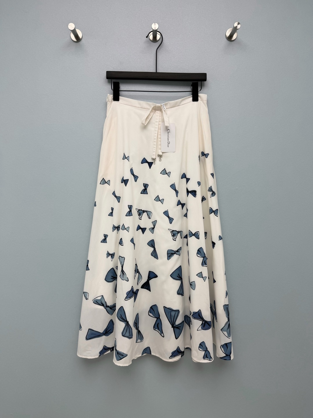 NO:864169,D*26 new ink bow print skirt. Gentle to wear on the ceiling. Creamy white bottom + gradient hand-painted bow print, cool and gentle French atmosphere. The CD metal pendant drawstring at the waist has exquisite details. The elastic waist does not flatter the figure, and the waist is proportional. The large A-line hem is amazing. It hides the crotch and hides the flesh. It is super friendly to the pear shape. It is suitable for commuting with a white shirt, and gentle when traveling with a small suspender. It is a must-have skirt for spring and summer!  Stunned by the ink blue bow!  The atmosphere is full!  Single color code 4 SMLXLB, Dior-clothing, dior, skirts, shirts,19860909D*26新款水墨蝴蝶结印花半裙 温柔系穿搭天花板 奶白底+渐变手绘蝴蝶结印花,清冷温柔的法式氛围感直接拿捏 腰头CD金属吊坠抽绳细节精致,松紧腰不挑身材,收腰显比例 A字大摆垂感绝了,藏胯藏肉对梨形超友好 配白衬衫通勤得体,搭小吊带出游温柔,春夏百搭刚需半裙！被水墨蓝蝴蝶结美晕！氛围感拉满！单色4码SMLXLB,迪奥-服装,dior,skirts,shirts,,Women's clothing