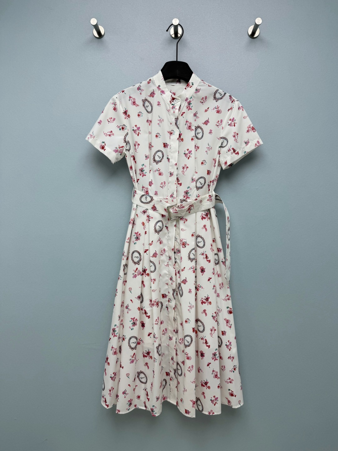 NO:864179,D*26 new watercolor floral stand-up collar waisted shirt dress. White background with pink and purple flowers + retro photo frame logo printing, hand-painted texture, gentle and noble. Small stand-up collar + full cardigan shirt style, with the same printed metal buckle belt, the waist can be changed to a 37-point ratio in seconds. The A-line large hem makes you look slimmer. The poplin material is wrinkle-resistant and easy to take care of. You don’t have to worry about matching when going out in spring and summer~ It’s easy to get dressed by a gentle lady!  Monochrome size 3 SMLAW, Dior-clothing, dior, skirts, shirts,19860909D*26新款水彩碎花立领收腰衬衫连衣裙 白底晕染粉紫花卉+复古相框logo印花,手绘质感温柔又显贵 小立领+全开襟衬衫版型,搭配同印花金属扣腰带,收腰秒变三七分比例 A字大摆藏肉显瘦,府绸料子抗皱好打理,春夏出门不用费心搭配~ 温柔大小姐穿搭轻松get！单色3码SMLAW,迪奥-服装,dior,skirts,shirts,,Women's clothing